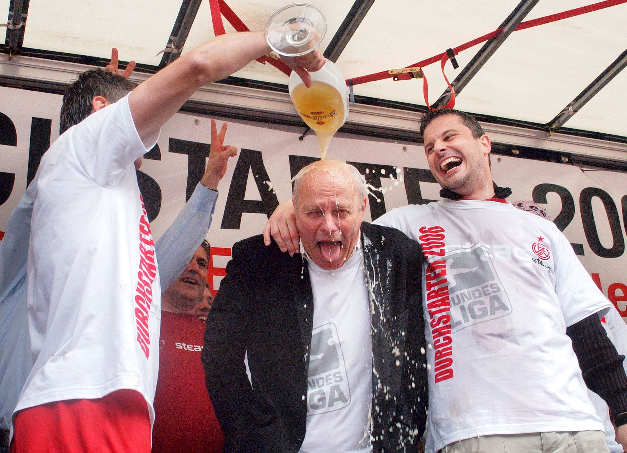 2006 hatte Rot-Weiss Essen was zu feiern: Der RWE schaffte (kurz) den Aufstieg in die 2. Liga. Der damalige Präsident Rolf Hempelmann musste in die Dusche.