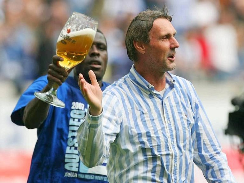 Hier erkennt man das Opfer genau – nur MSV-Trainer Rudi Bommer erkennt es nicht. Aber Idrissou naht, um 2007 den Aufstieg der Duisburger zu feiern.