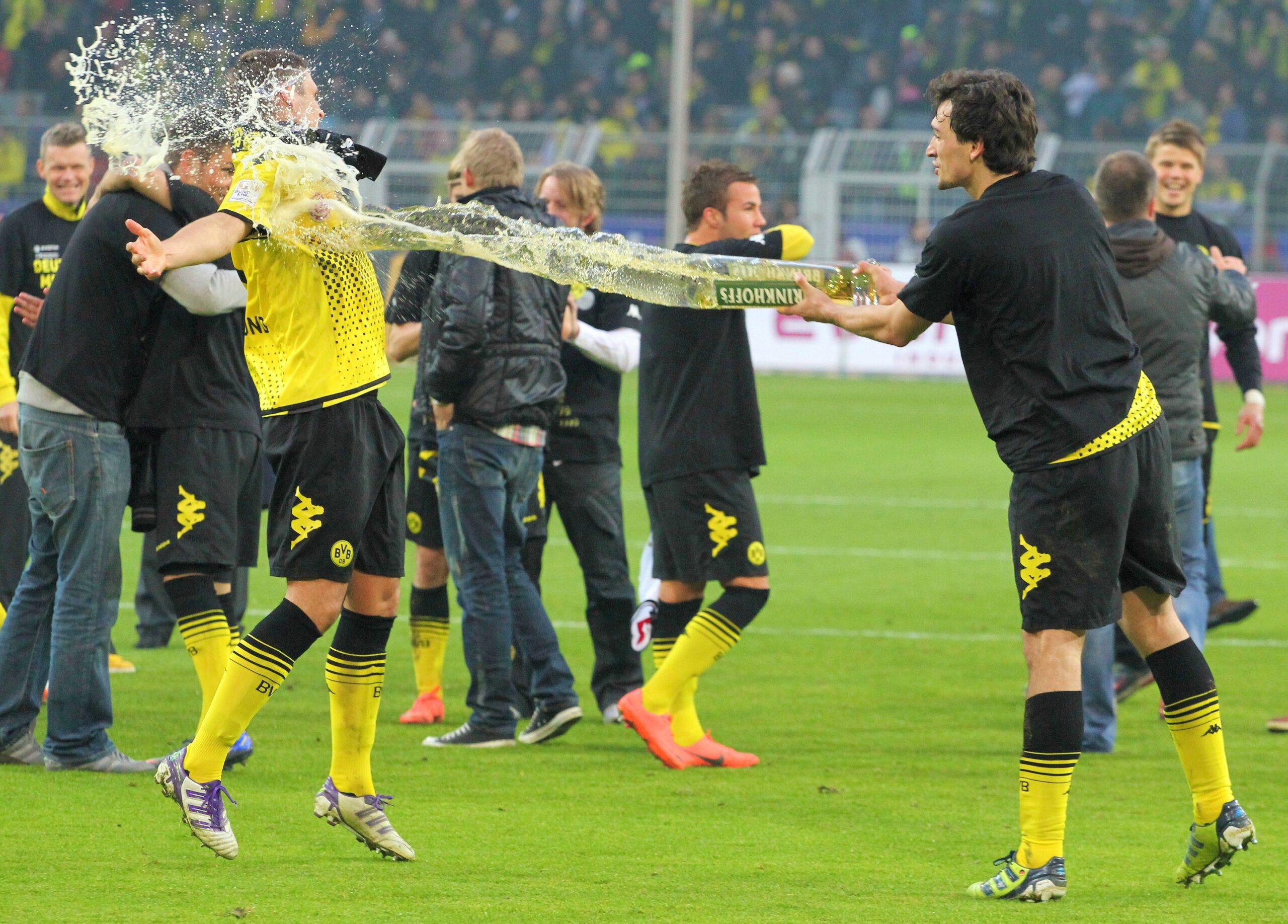 Gut gezielt! Mats Hummels kann nicht nur abwehren, sondern auch treffen, wie er 2012 nach dem Meisterschafts-Sieg gegen Gladbach beweist.