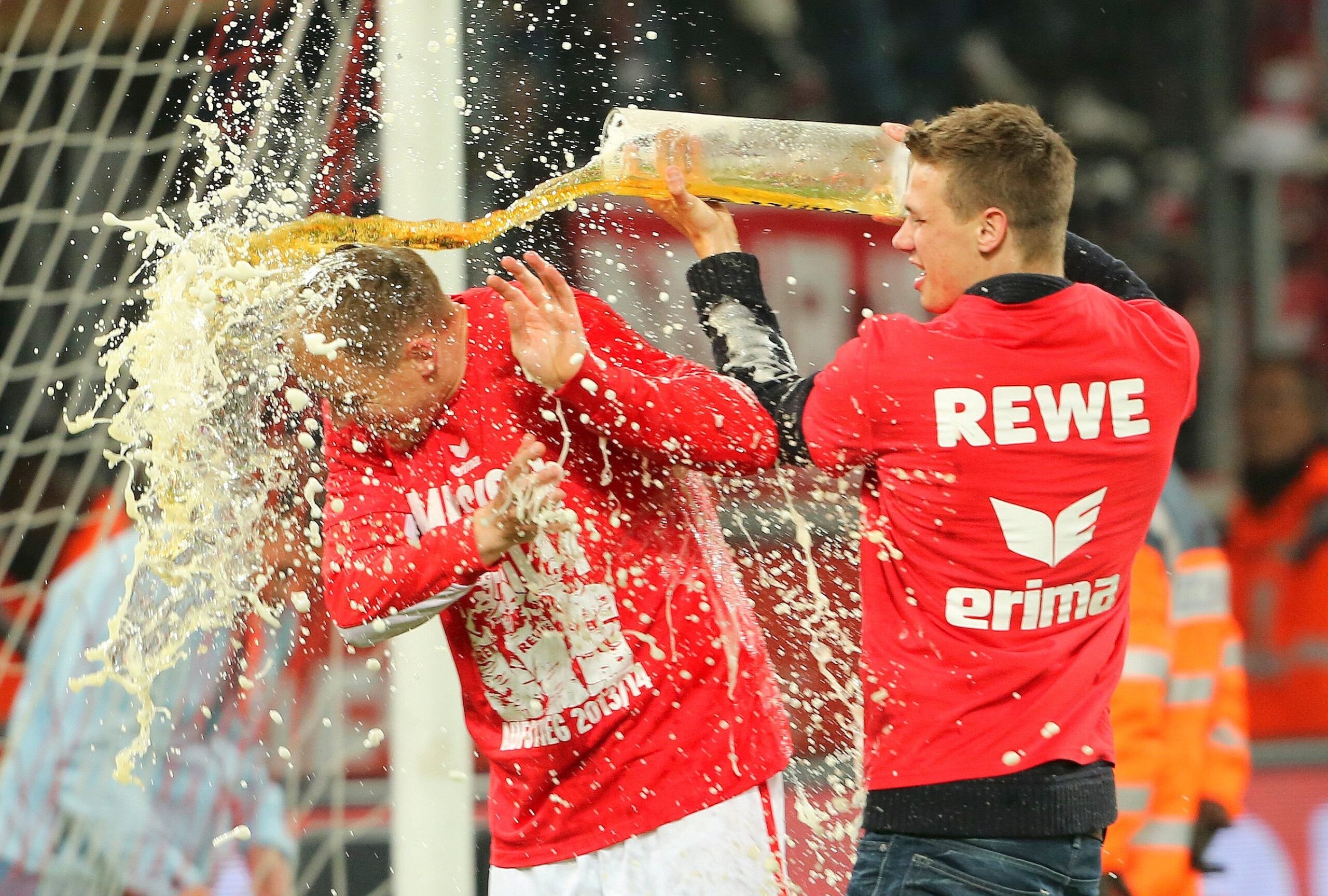 Köln im Siegestaumel: Kevin McKenna feiert nach dem 3:1 gegen Bochum den Aufstieg in die 1. Bundesliga. Komisch, dass sie den Abstieg in der Saison danach nicht so gefeiert haben. (21.04.2014)