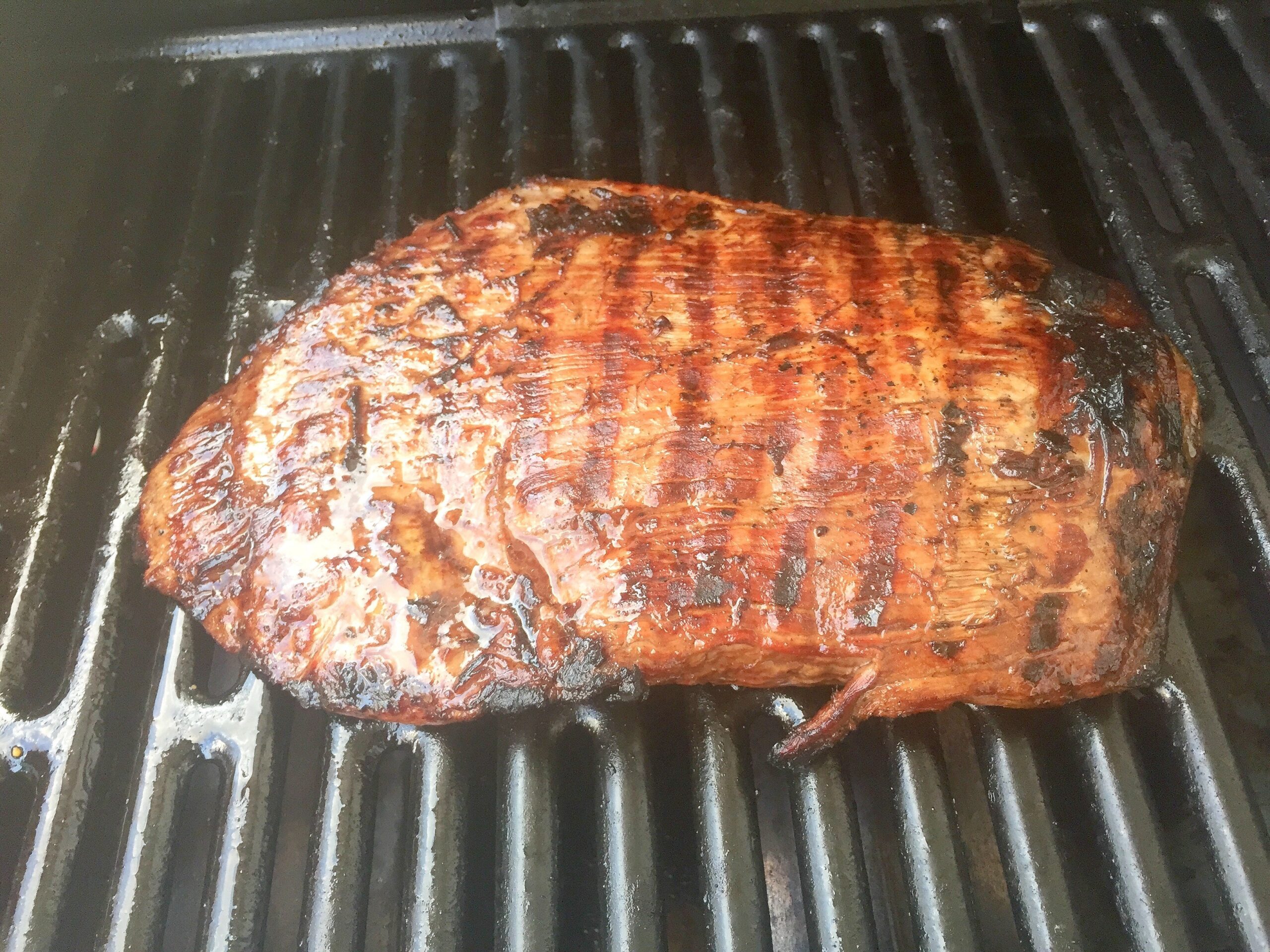 Flank Steak ist eine der Neuentdeckungen und schmeckt hervorragend. Das Fleisch wird in dünne Streifen geschnitten serviert.