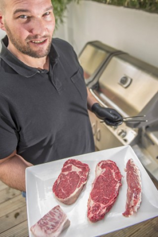 Martin Hesterberg betreibt den Filetshop in Dortmund. An seinem Gasgrill bereitet er die Premium-Fleischsorten zu.