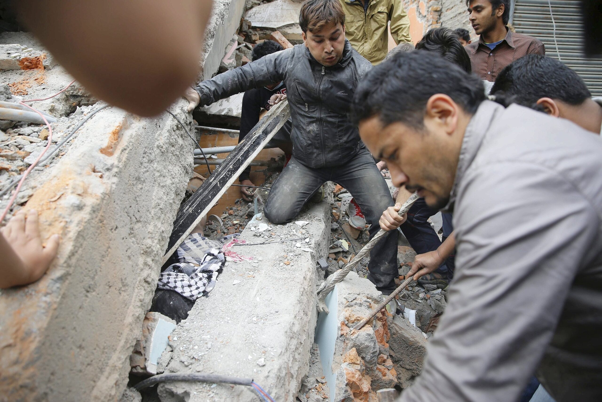 Ein schweres Erdbeben im Himalaya hat zahlreiche Häuser in Nepal einstürzen lassen.