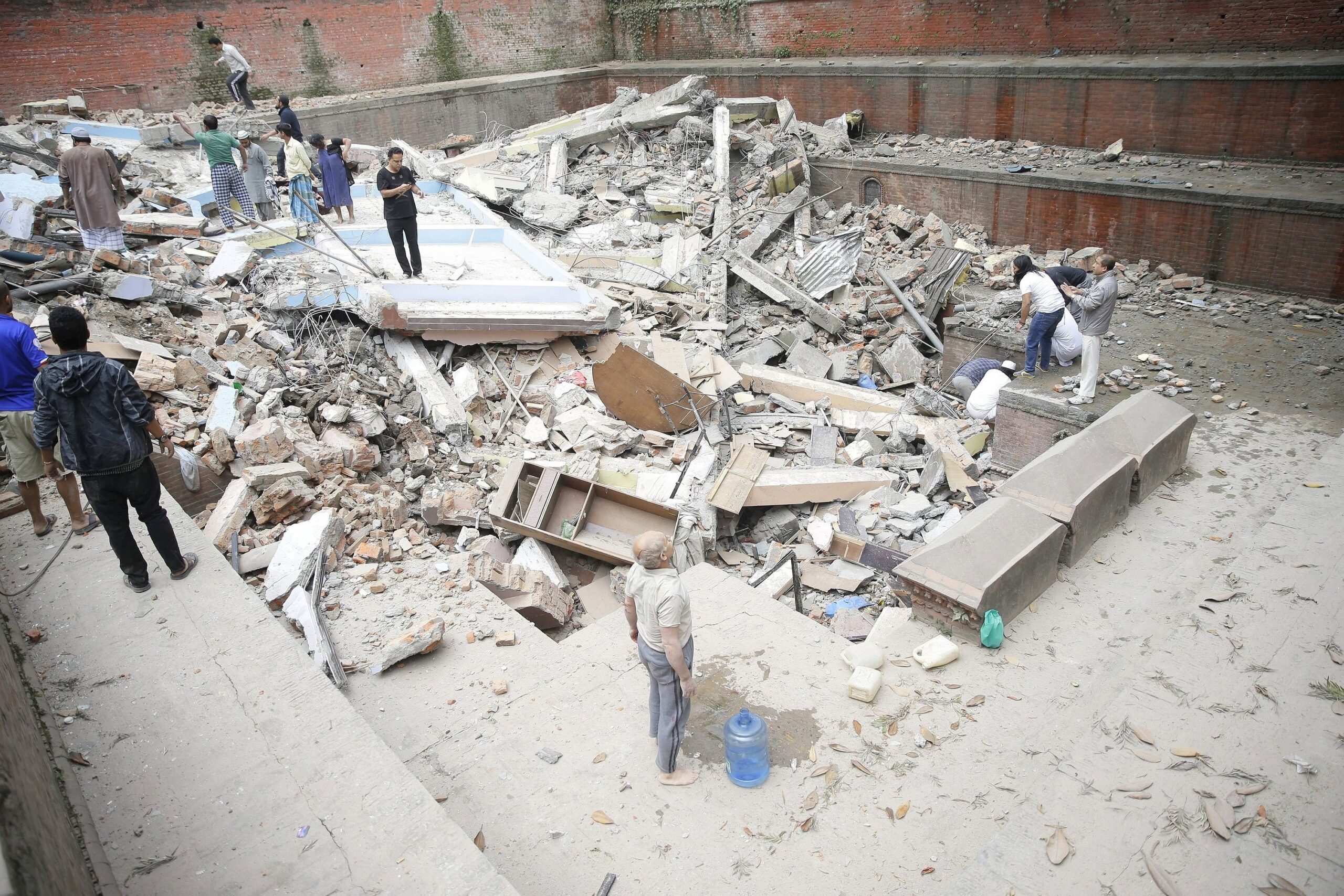 Ein schweres Erdbeben im Himalaya hat zahlreiche Häuser in Nepal einstürzen lassen.