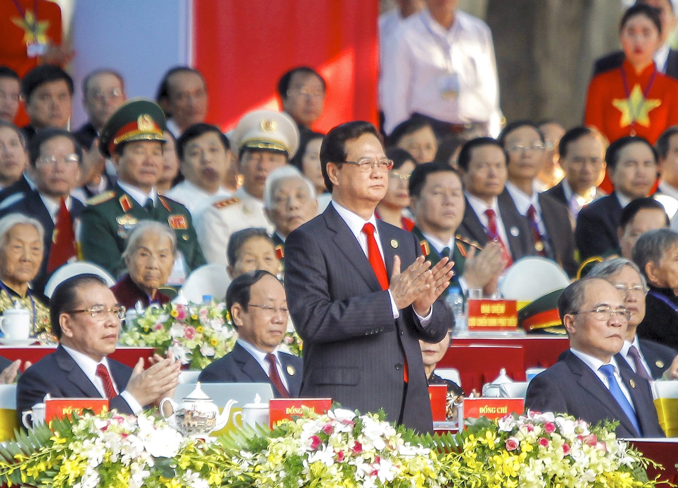 Vietnams Premierminister Nguyen Tan Dung nahm die Militärparade ab. Die kommunistische Partei regiert Vietnam bis heute.