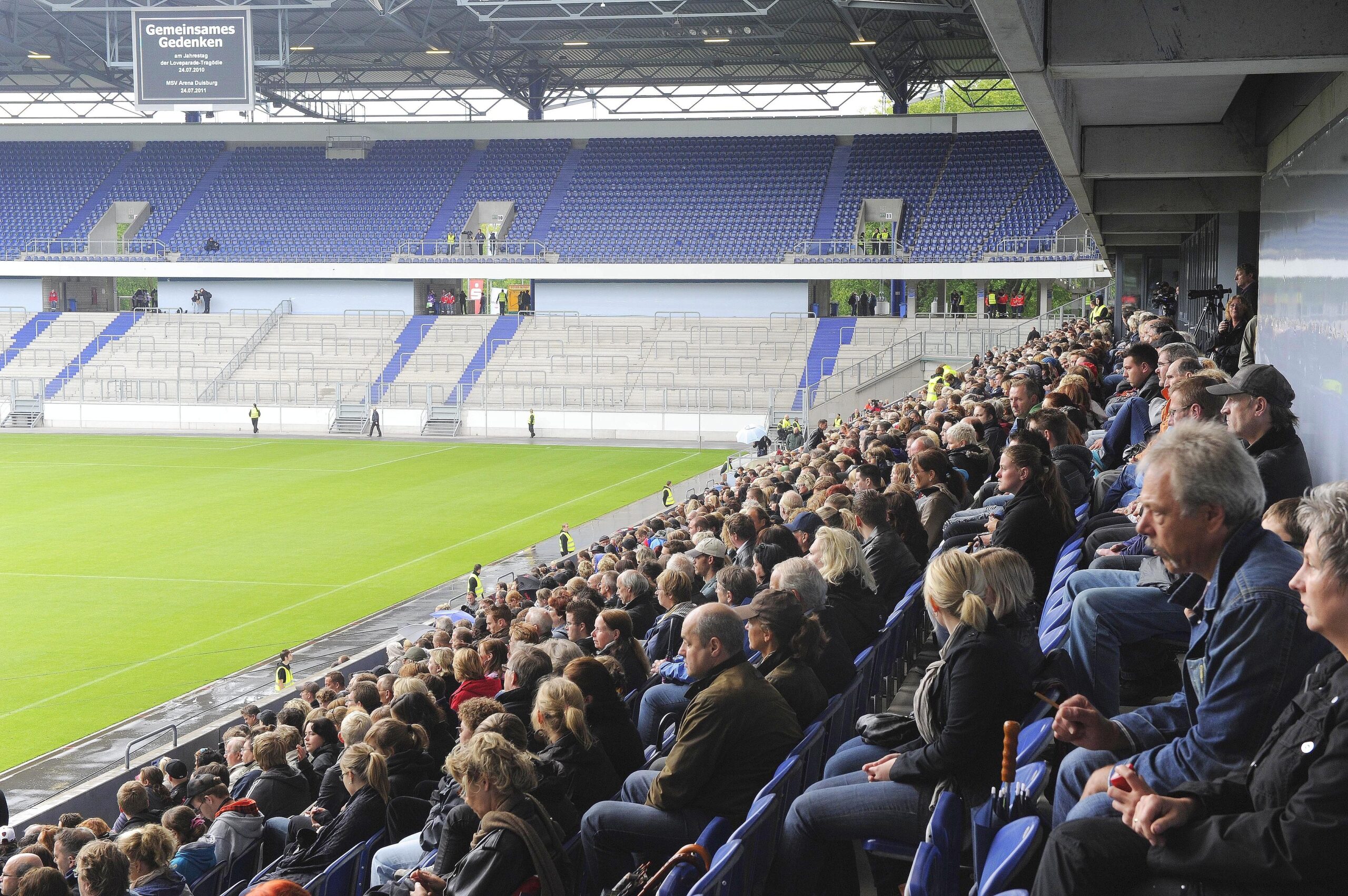 Besucher der Gedenkfeier für die Opfer der Loveparade in der MSV-Arena in Duisburg. Foto: Kai Kitschenberg/WAZFotoPool