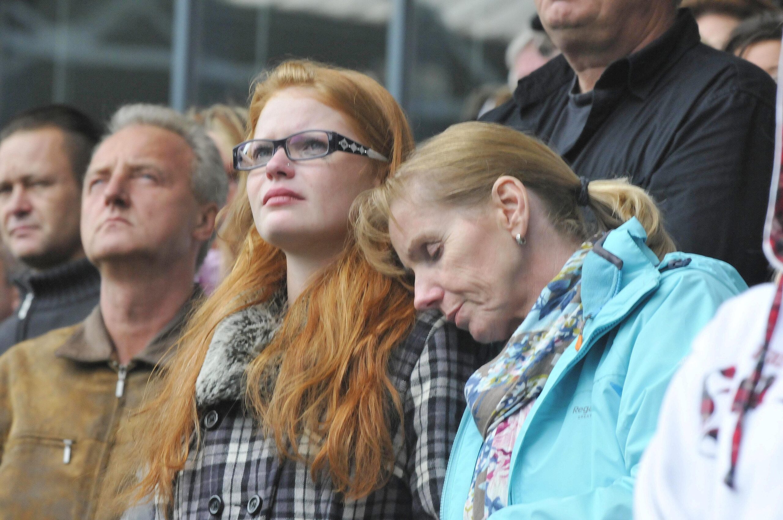 Besucher der Gedenkfeier für die Opfer der Loveparade in der MSV-Arena in Duisburg. Foto: Kai kitschenberg/WAZFotoPool