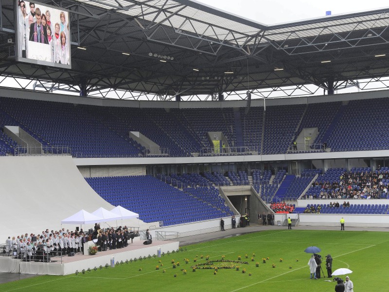 Auch die Gedenkfeier im Stadion des MSV Duisburg am Nachmittag des Jahrestages geht zu Herzen.