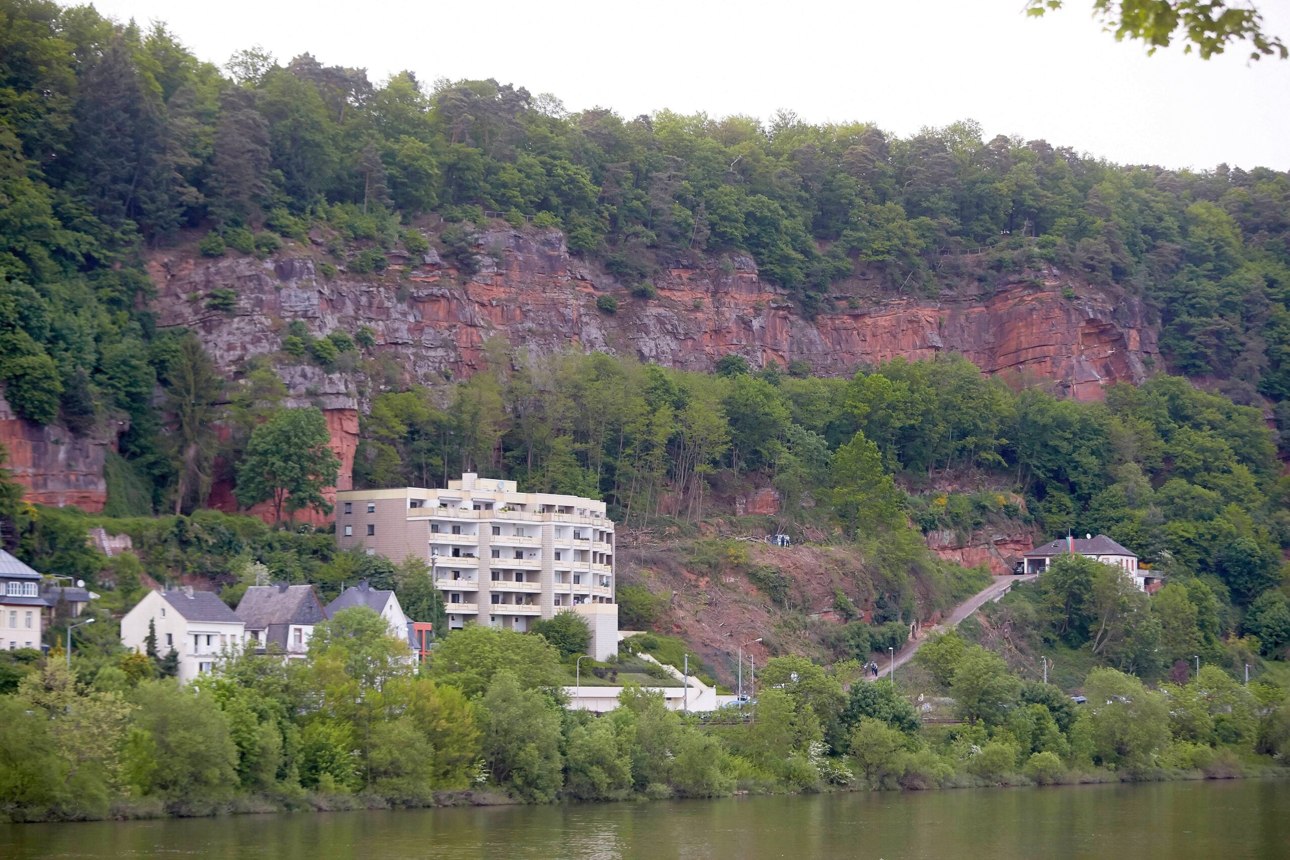 In diesem Steilhang nahe der Fachhochschule in Trier wurden am 11. Mai  menschliche Überreste gefunden.