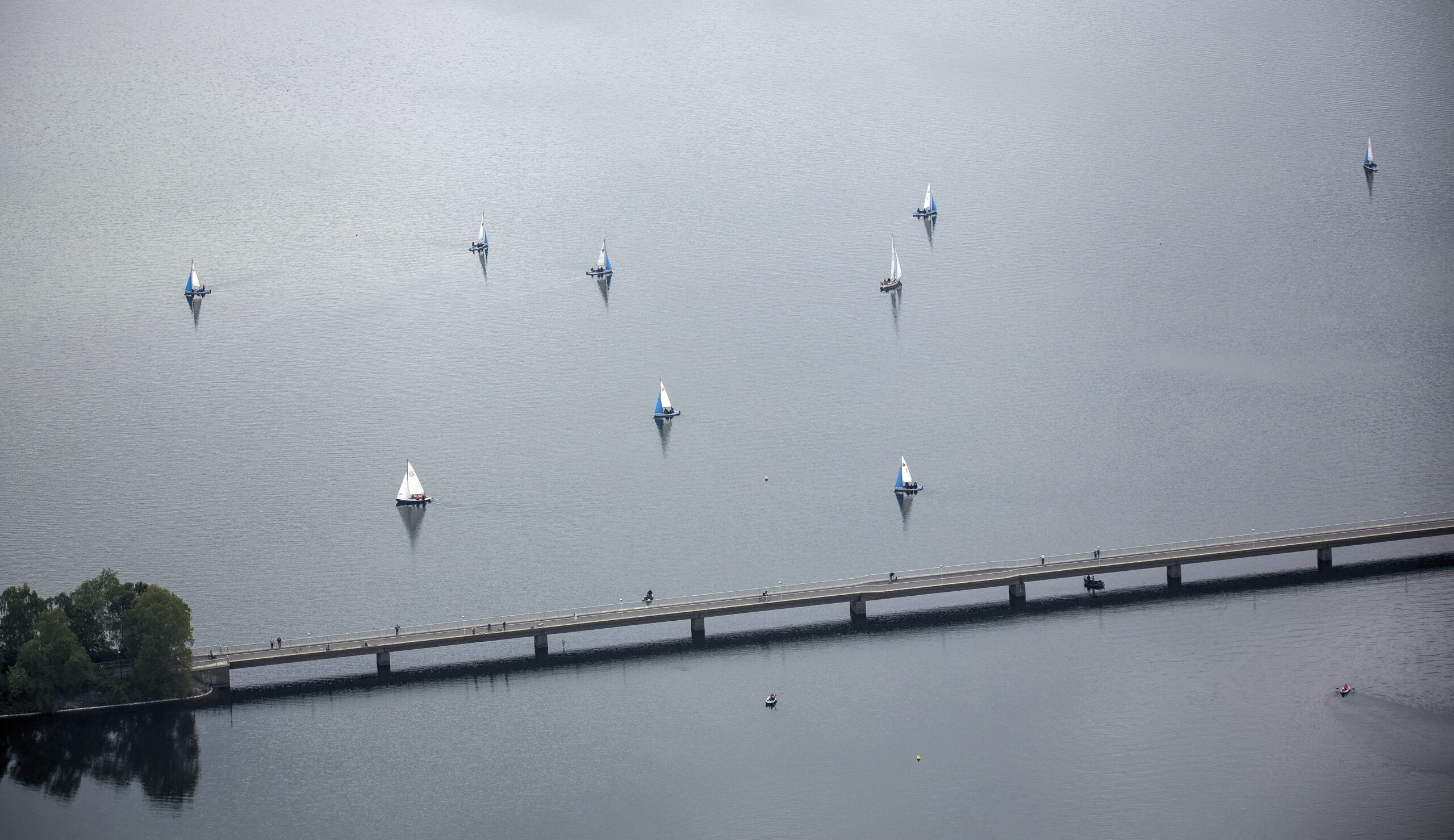 Segelboote an der Fussgängerbrücke, Delecke,  Möhnesee, Sauerland, Möhnesee, Nordrhein-Westfalen, Deutschland