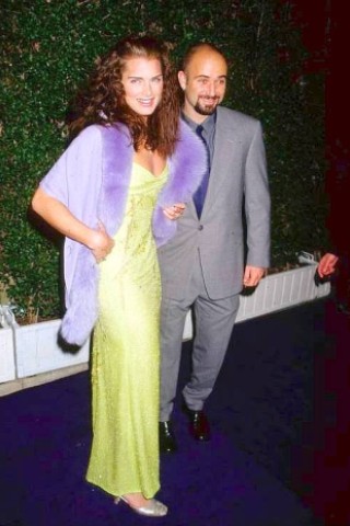 Von 1997 bis 1999 war sie mit dem Tennisspieler Andre Agassi verheiratet.