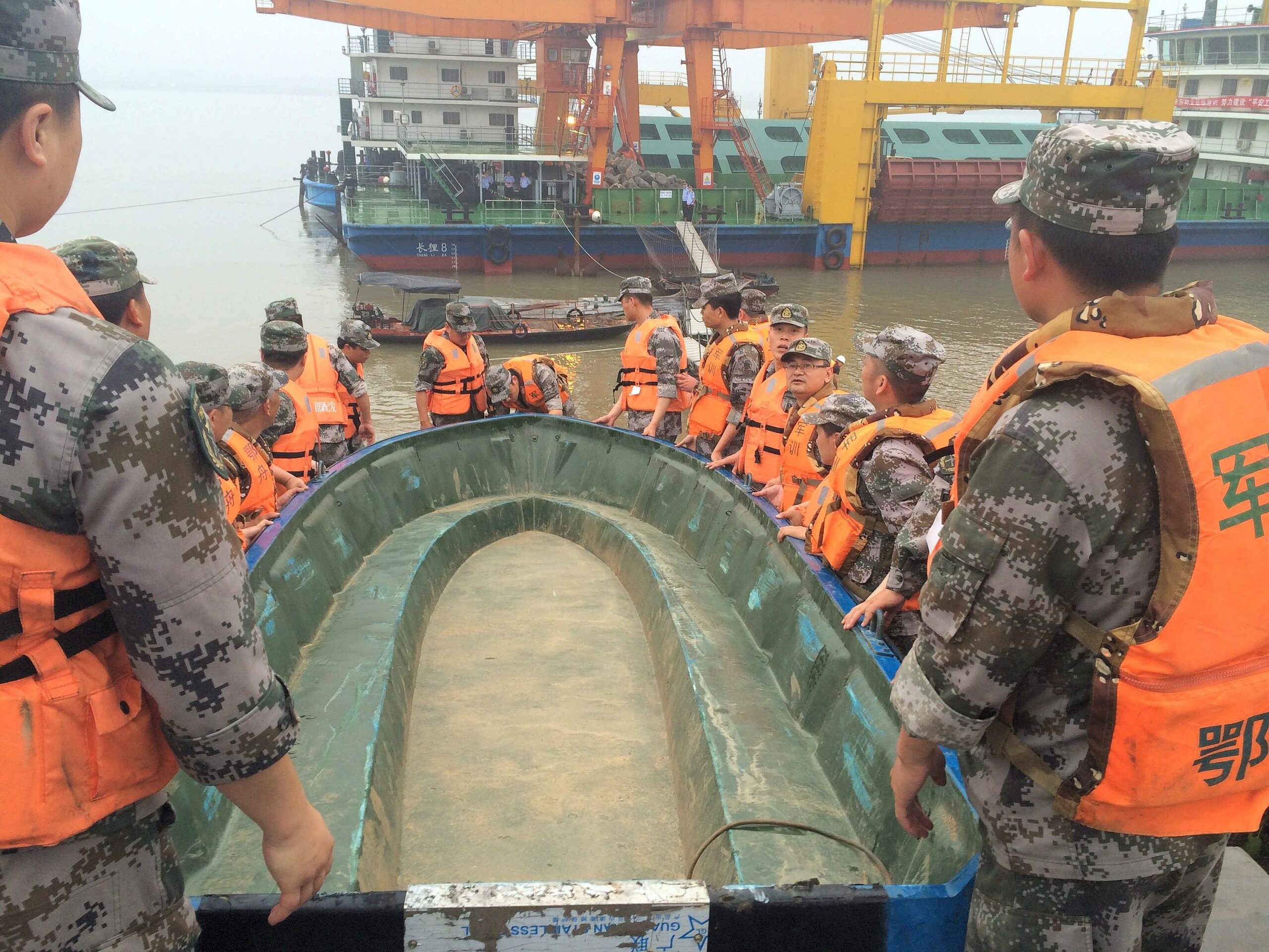 Mit Rettungsbooten versuchten Helfer Überlebende zu finden.