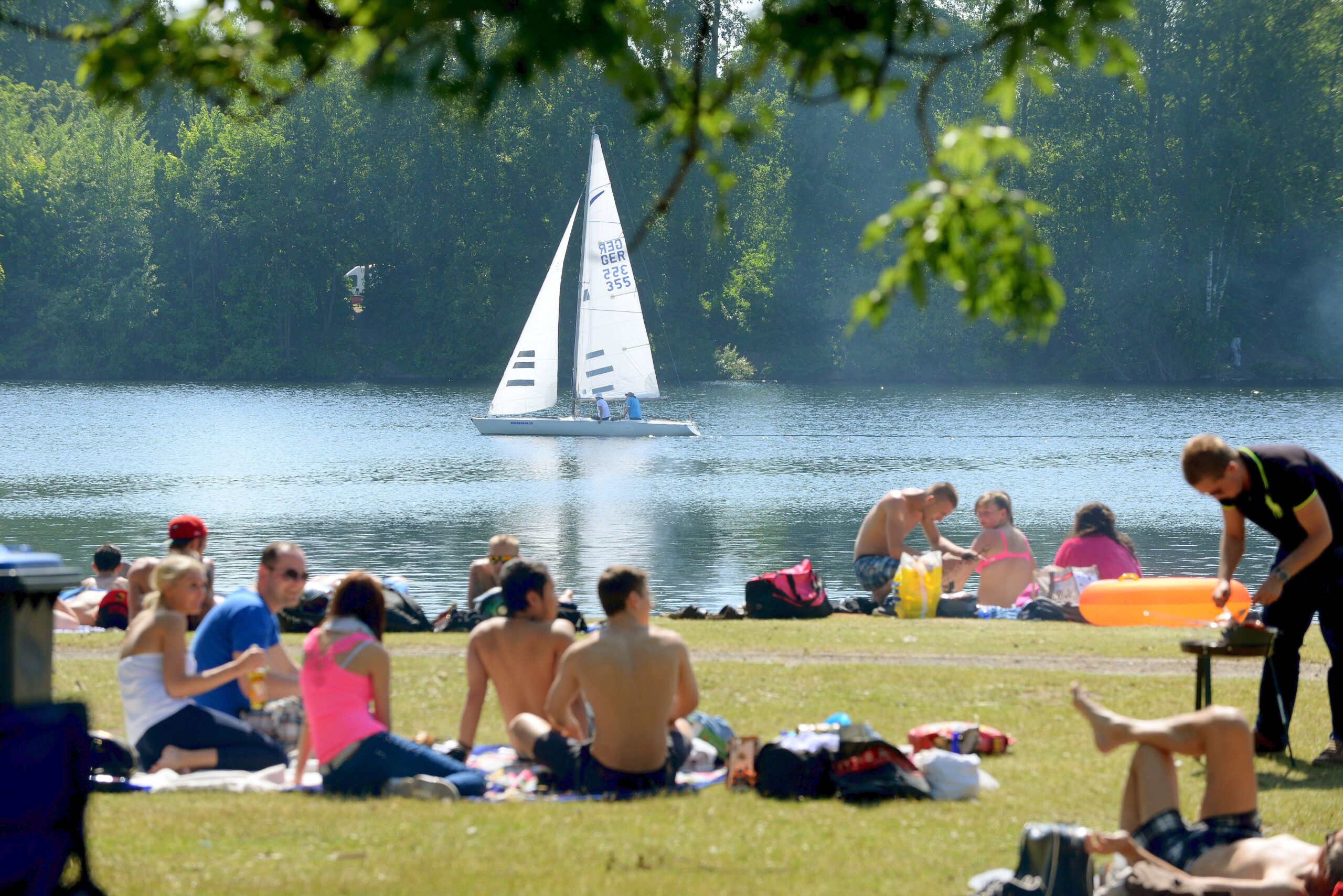 So lässt sich's aushalten: Landauf, landab haben die Menschen am Donnerstag das schöne Wetter genossen. Ob an der Sechs-Seen-Platte in Duisburg...
