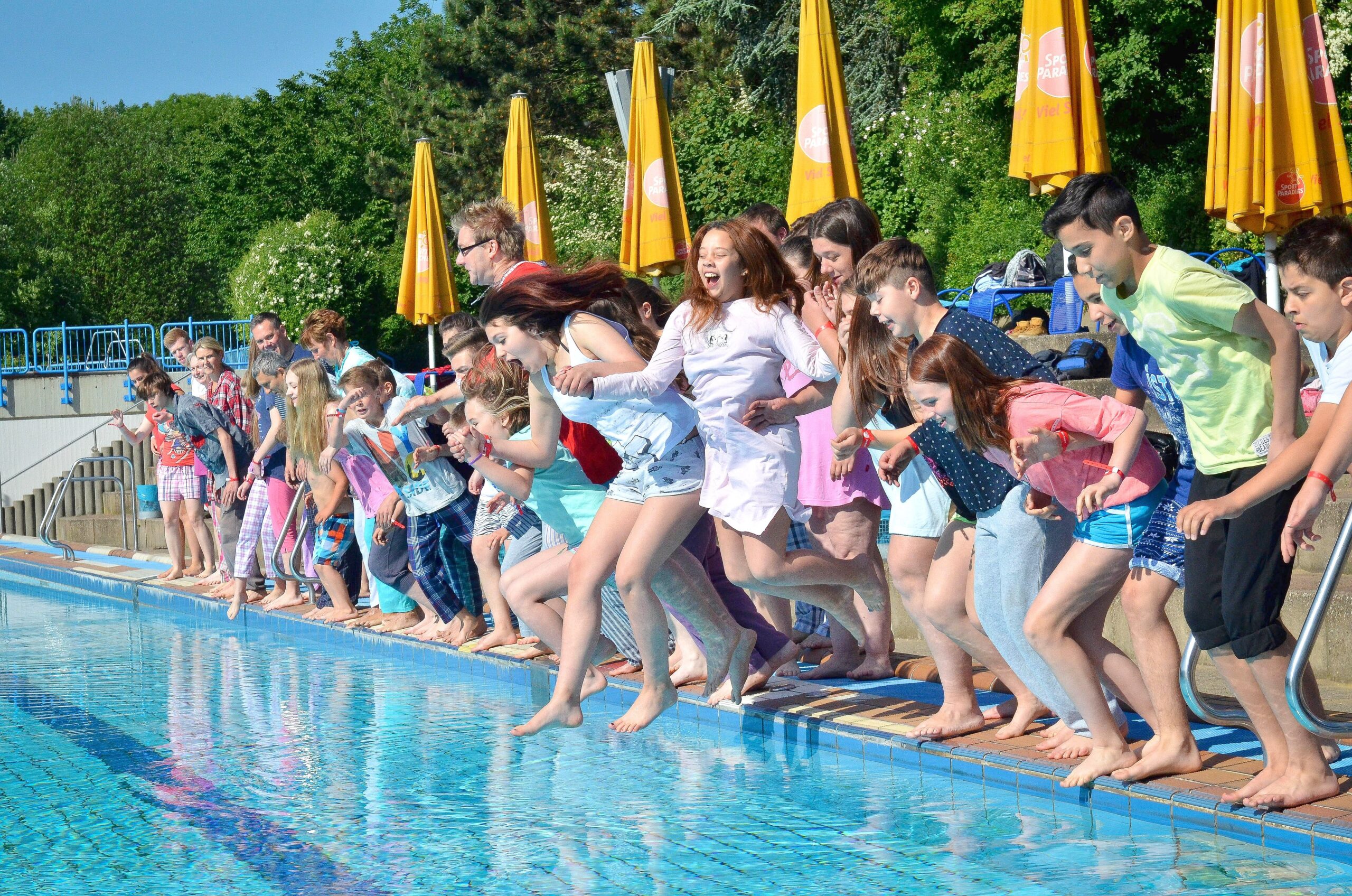 ... bot allen Gästen, die im Schlafanzug zur Öffnung um 9.30 Uhr ins Wasser sprangen, freien Eintritt. Da ließen sich...