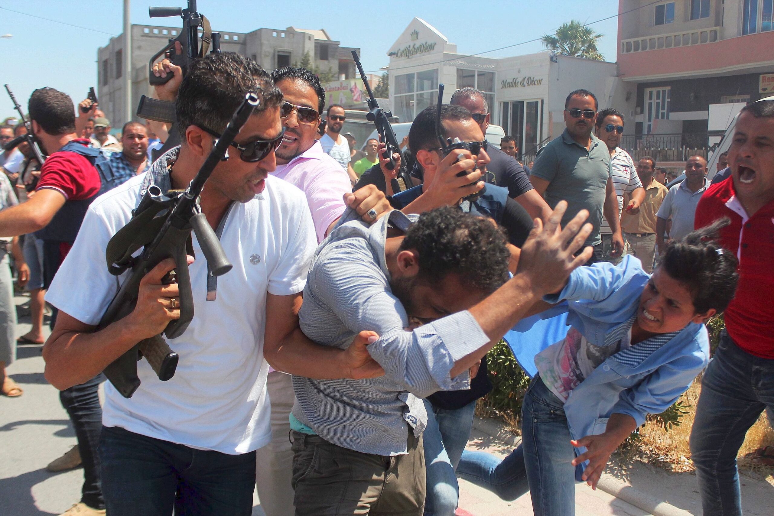 Bei einem Angriff auf ein Touristenhotel an der tunesischen Mittelmeerküste sind mehrere Dutzend Menschen getötet worden.