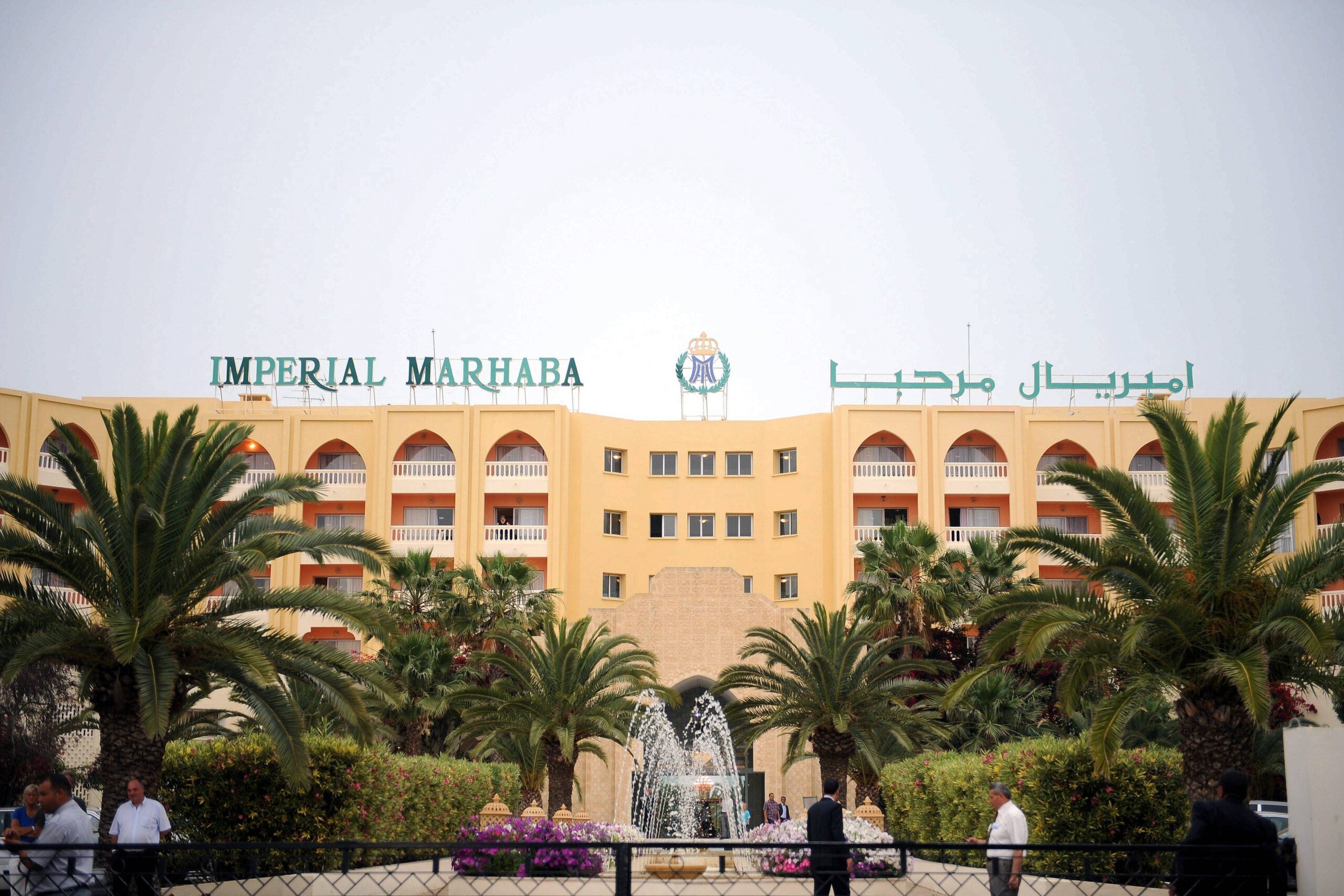 Bei einem Angriff auf ein Touristenhotel an der tunesischen Mittelmeerküste sind mehrere Dutzend Menschen getötet worden.