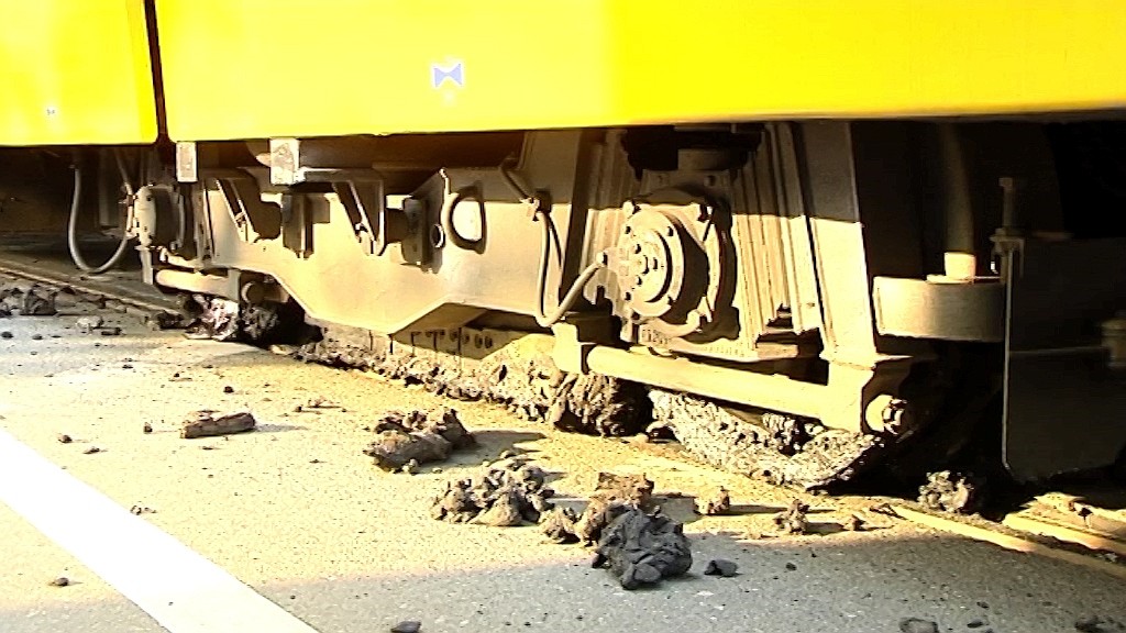 Die Folgen der Hitze in Essen: Bitumen im Straßenbahngleisbett hat sich verflüssig und wurde von den Fahrzeuge verteilt.