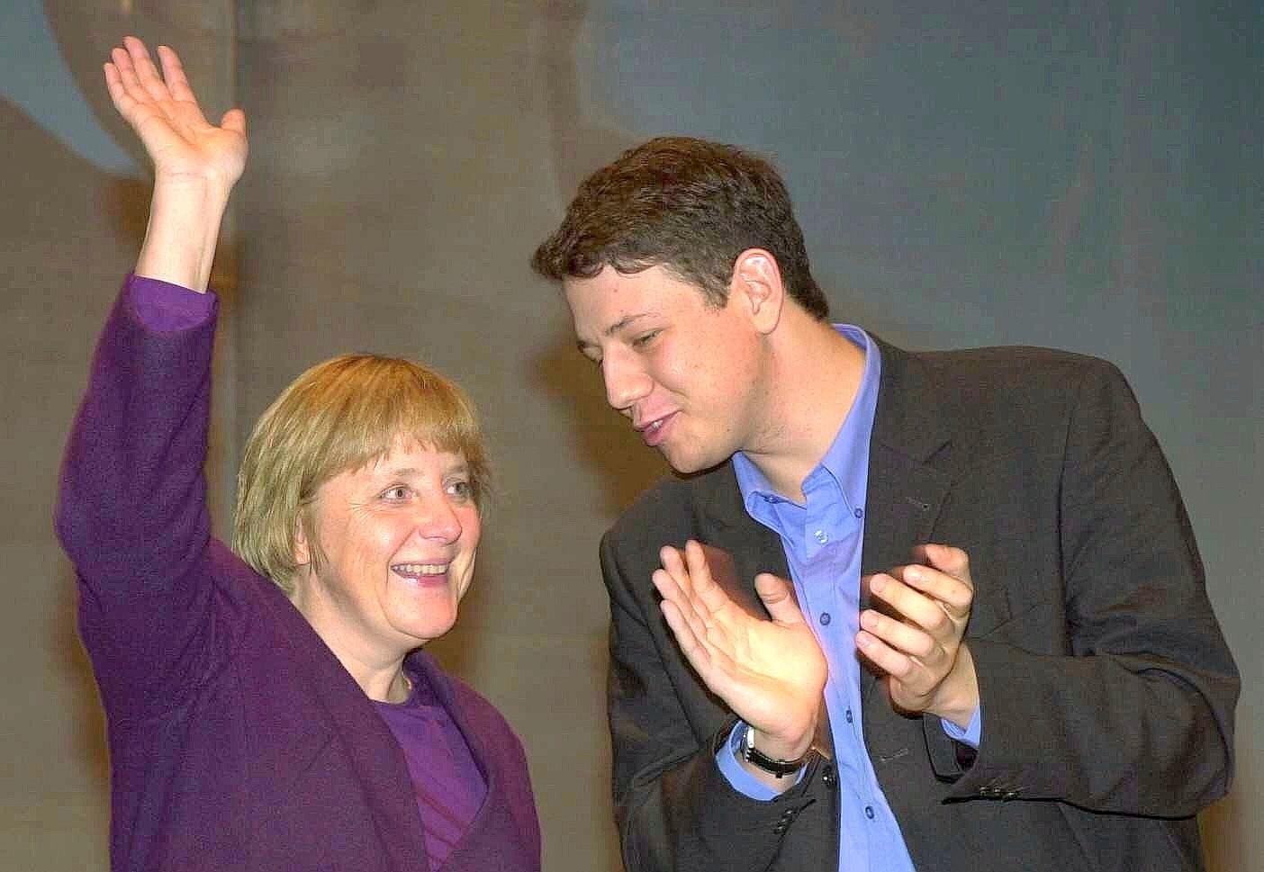 Philipp Mißfelder applaudierte der CDU-Vorsitzenden Angela Merkel 2002. Der 23-jährige Jurastudent war mit 80,5 Prozent zum neuen Bundesvorsitzenden der Jungen Union gewählt worden.