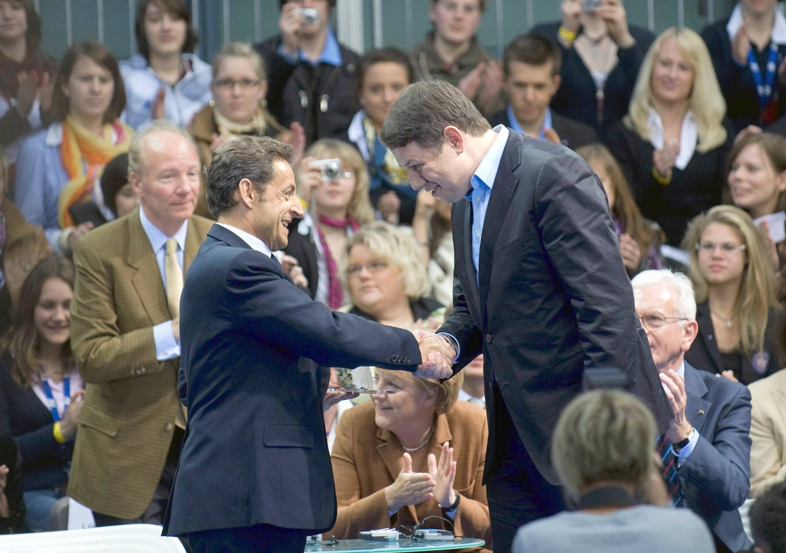 Beim Deutsch-Französischen Freundschaftstreffen 2009 begrüßten sich Nicolas Sarkozy und Philipp Mißfelder.