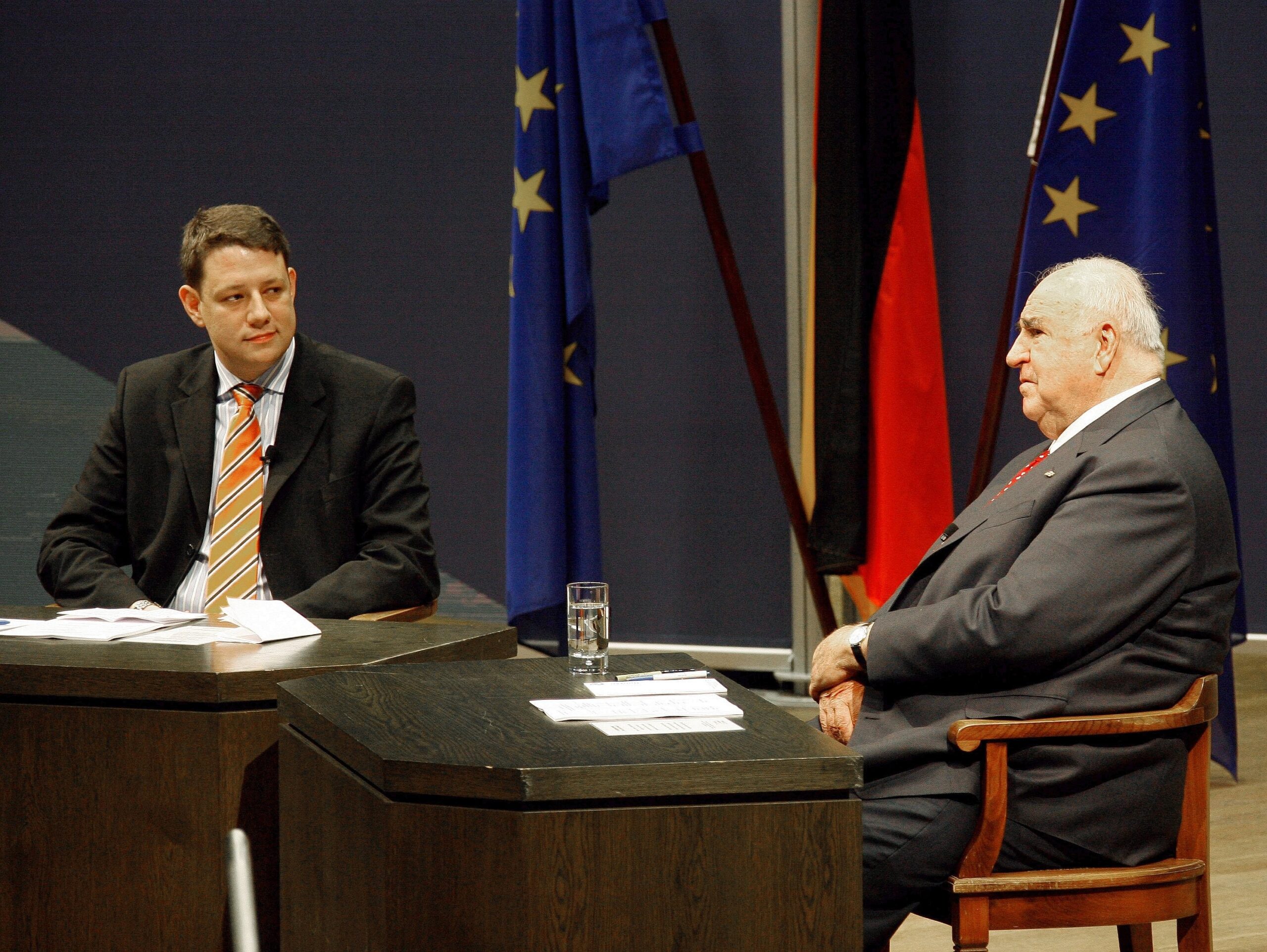 Altbundeskanzler Helmut Kohl und Philipp Mißfelder im Gespräch am Rande des Europäischen Jugendkongresses 2006 im Leipziger Gewandhaus.