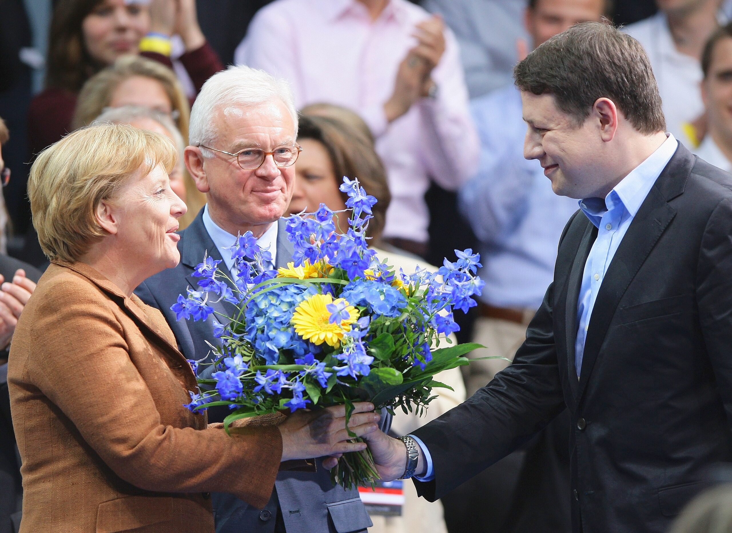 Beim Deutsch-Französischen Freundschaftstreffen 2009 übergab Philipp Mißfelder der Bundeskanzlerin Angela Merkel einen Blumenstrauß.