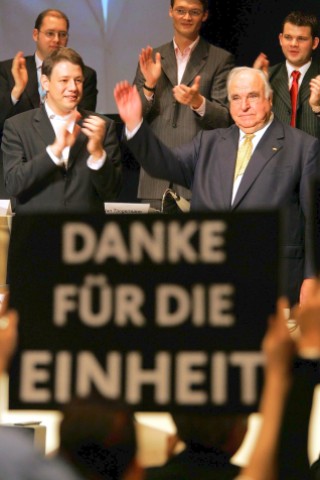 Helmut Kohl und Philipp Mißfelder 2004 auf dem Deutschlandtag der Jungen Union (JU) in Oldenburg.