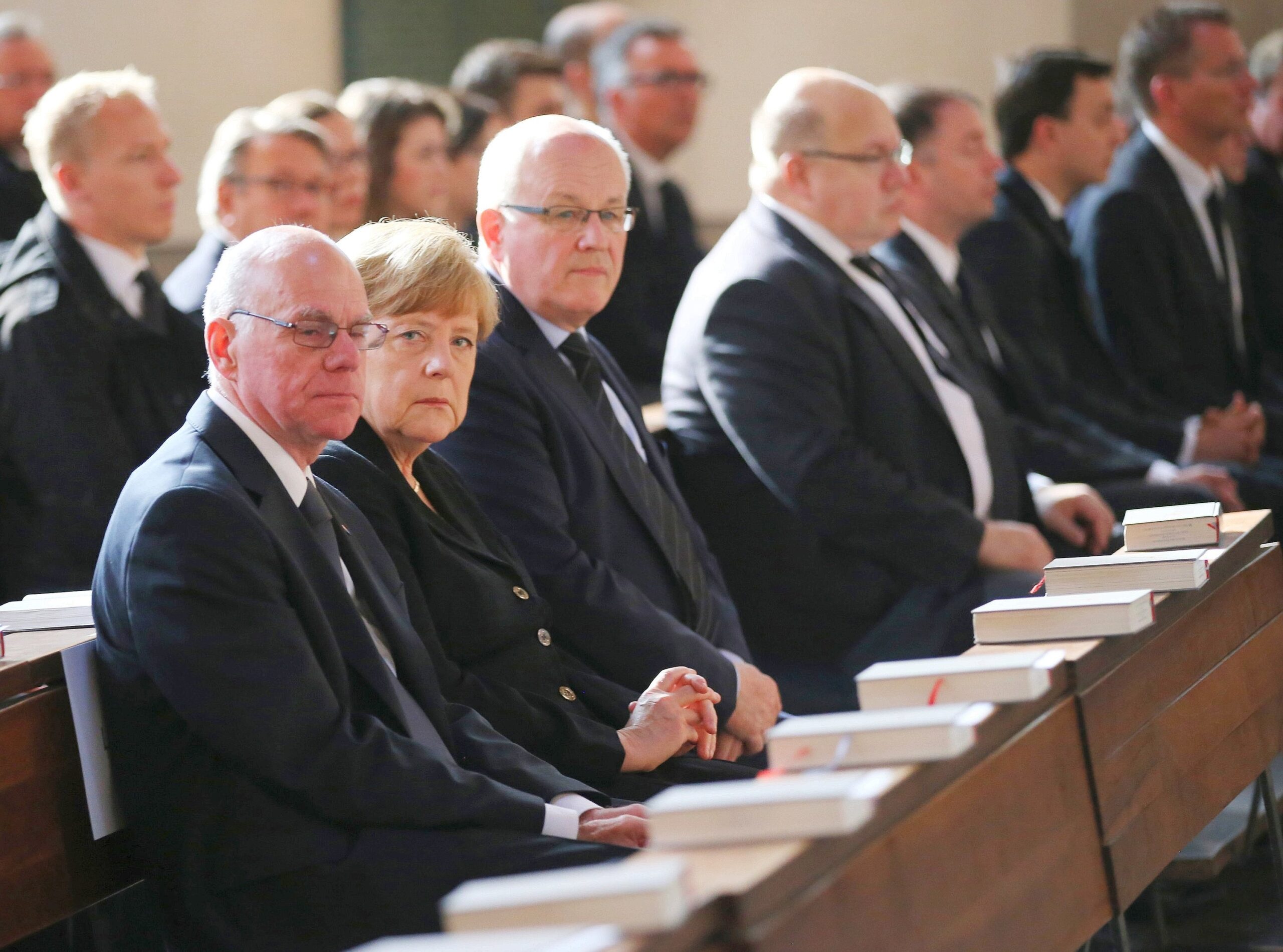 Geschlossen nahmen die CDU-Politiker von ihrem Parteikollegen Abschied: Norbert Lammert, Angela Merkel, Volker Kauder und Peter Altmaier saßen zusammen in der Totenmesse.