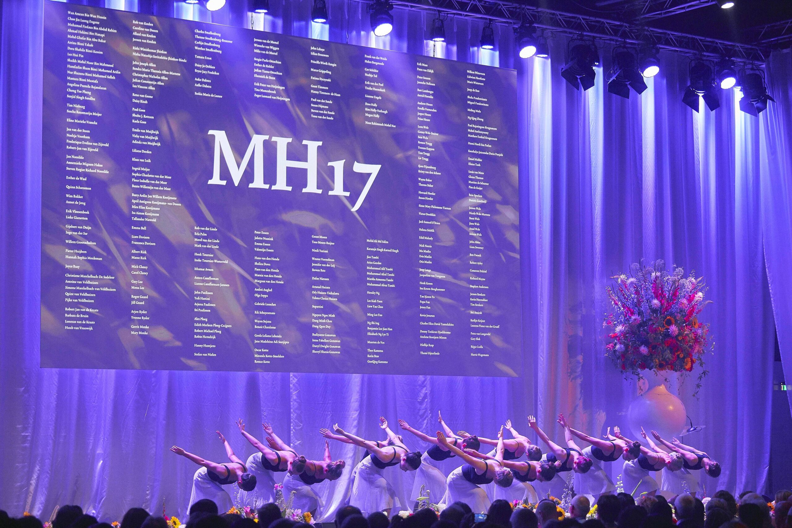 Angehörige der 298 Opfer von Flug MH17 versammelten sich im Ort Nieuwegein in der Nähe von Den Haag.