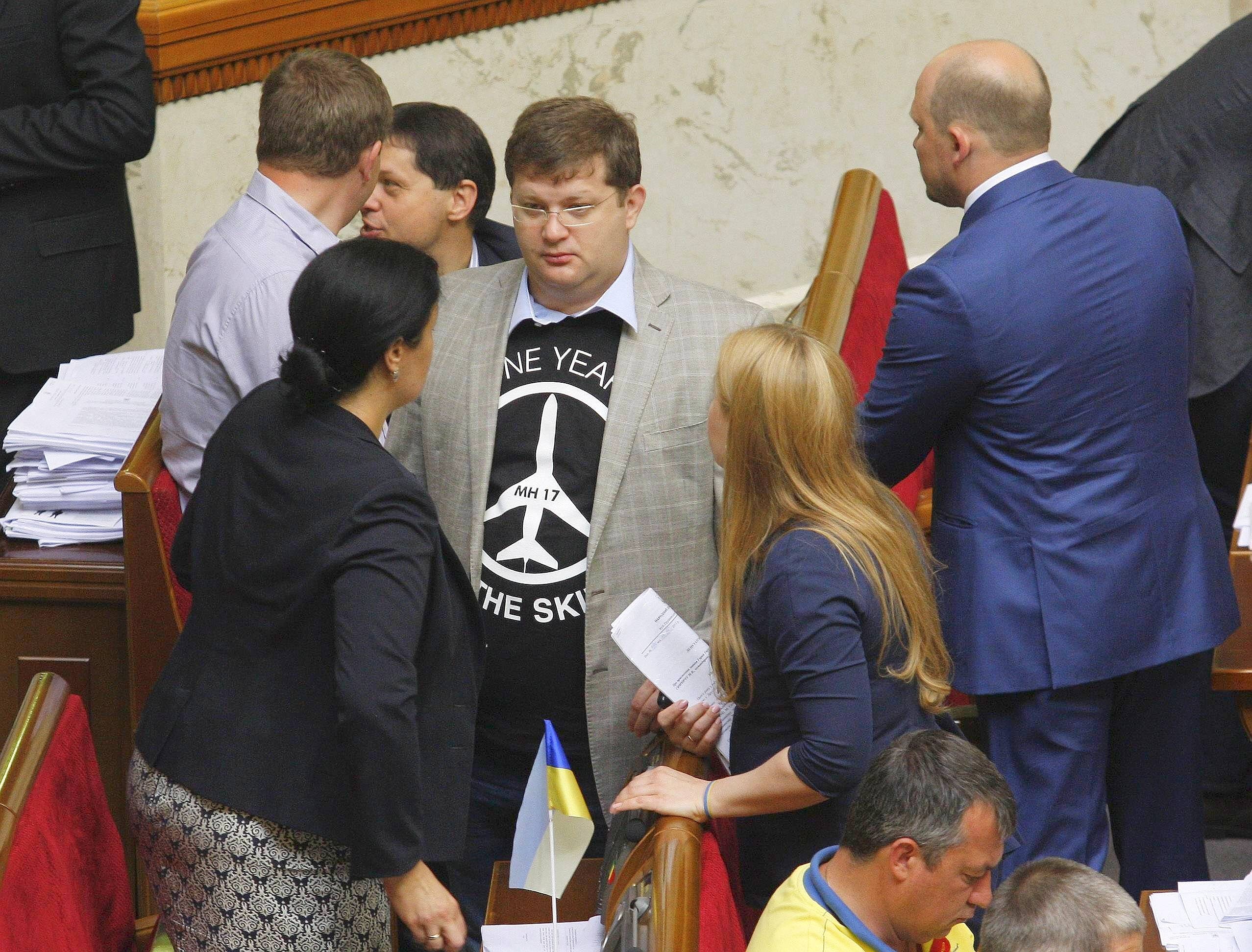 Eine Abgeordnete im Parlament trugen T-Shirts zur Erinnerung an die Opfer und als Anklage gegen Russland, dem der Absturz zur Last gelegt wird.