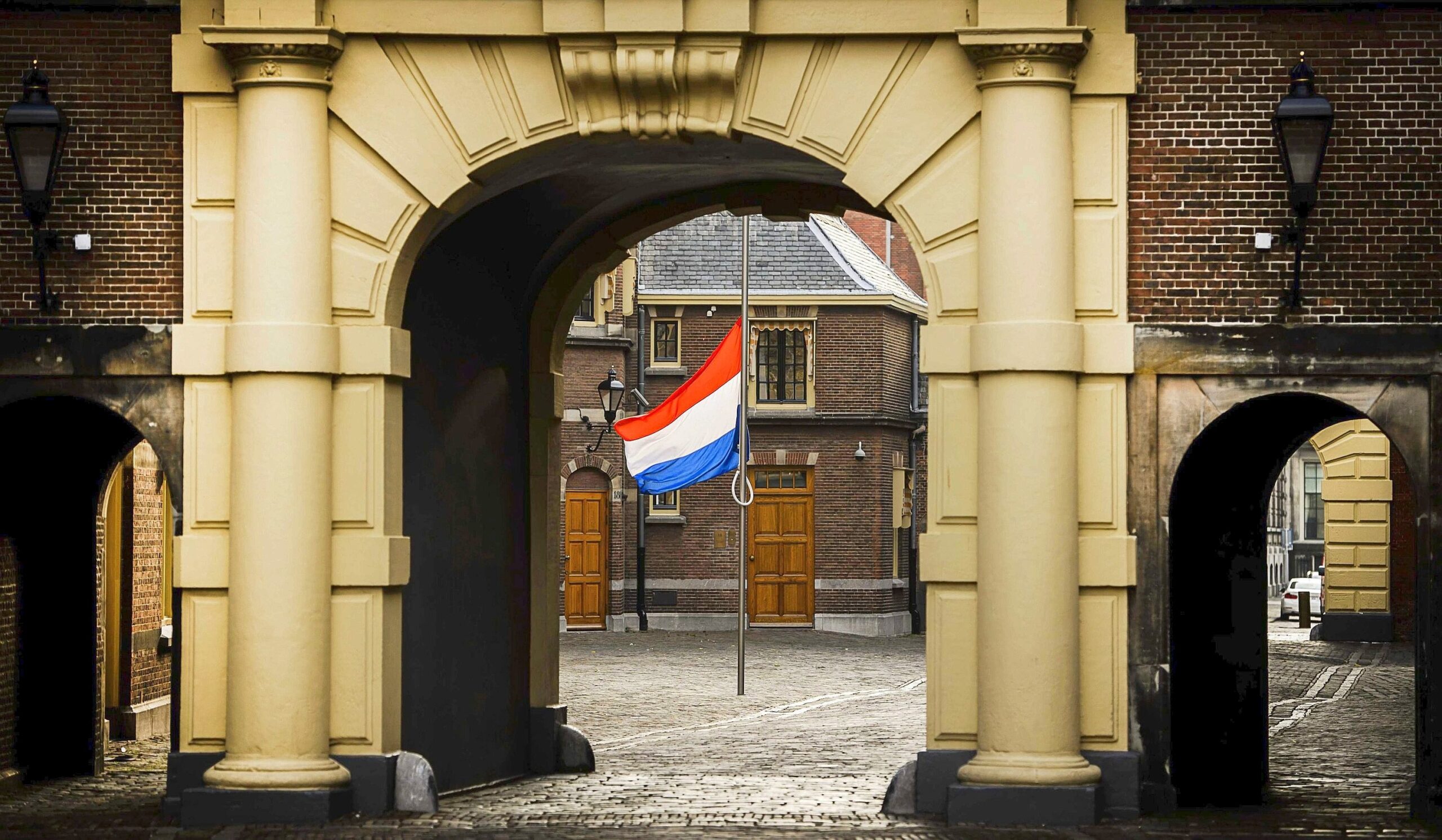 Flagge auf Halbmast in den Haag: Ein Jahr nach dem Abschuss des Passagierfluges MH17 über der Ostukraine...