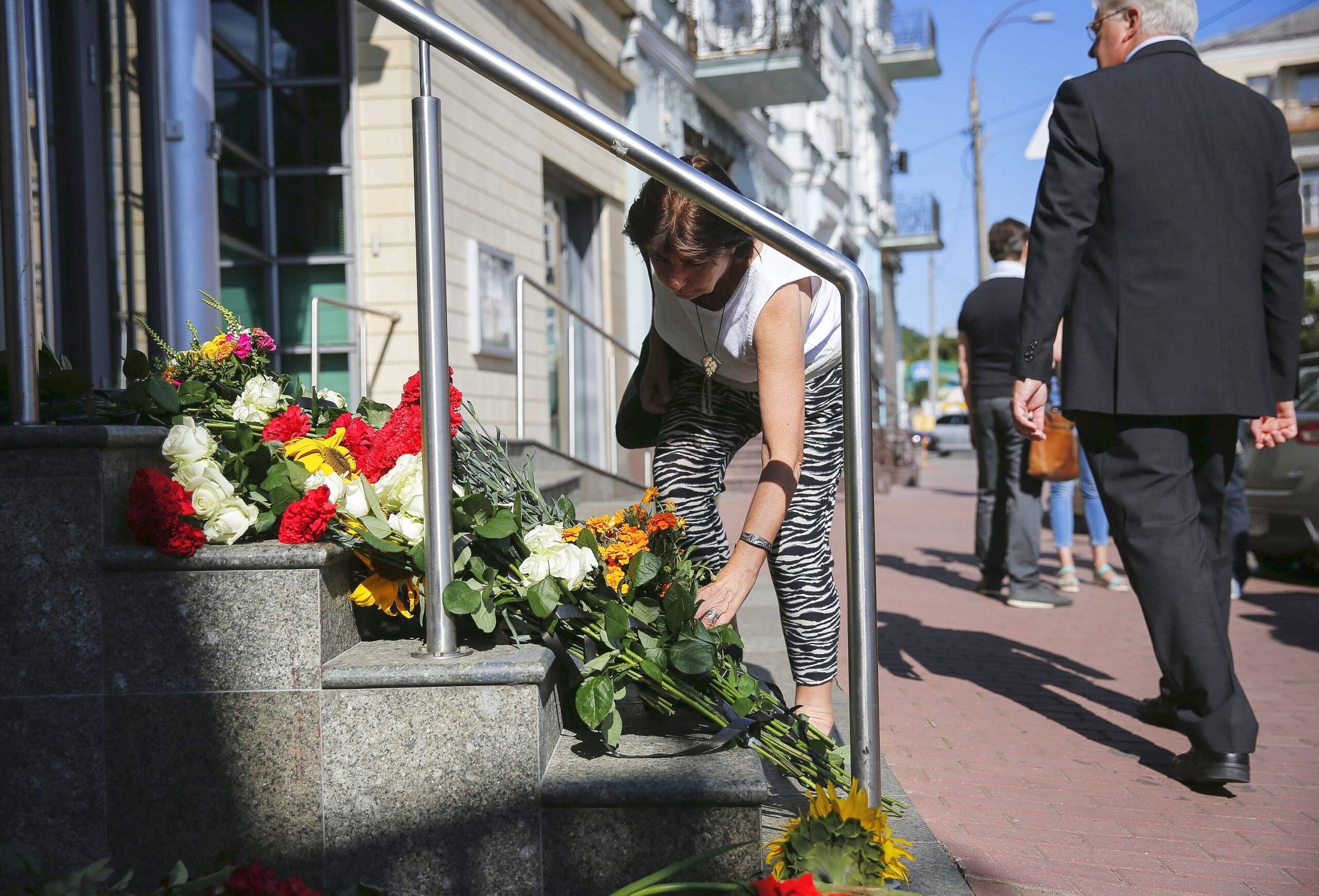 Blick nach Kiew: Blumen lagen auch vor dem Gebäude der niederländischen Botschaft in der Hauptstadt der Ukraine.
