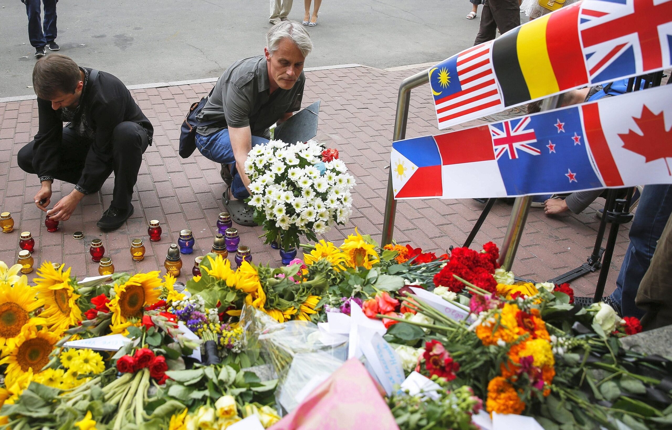 Blumen und Kerzen wurden auch vor dem Gebäude der niederländischen Botschaft in der Hauptstadt der Ukraine niedergelegt.
