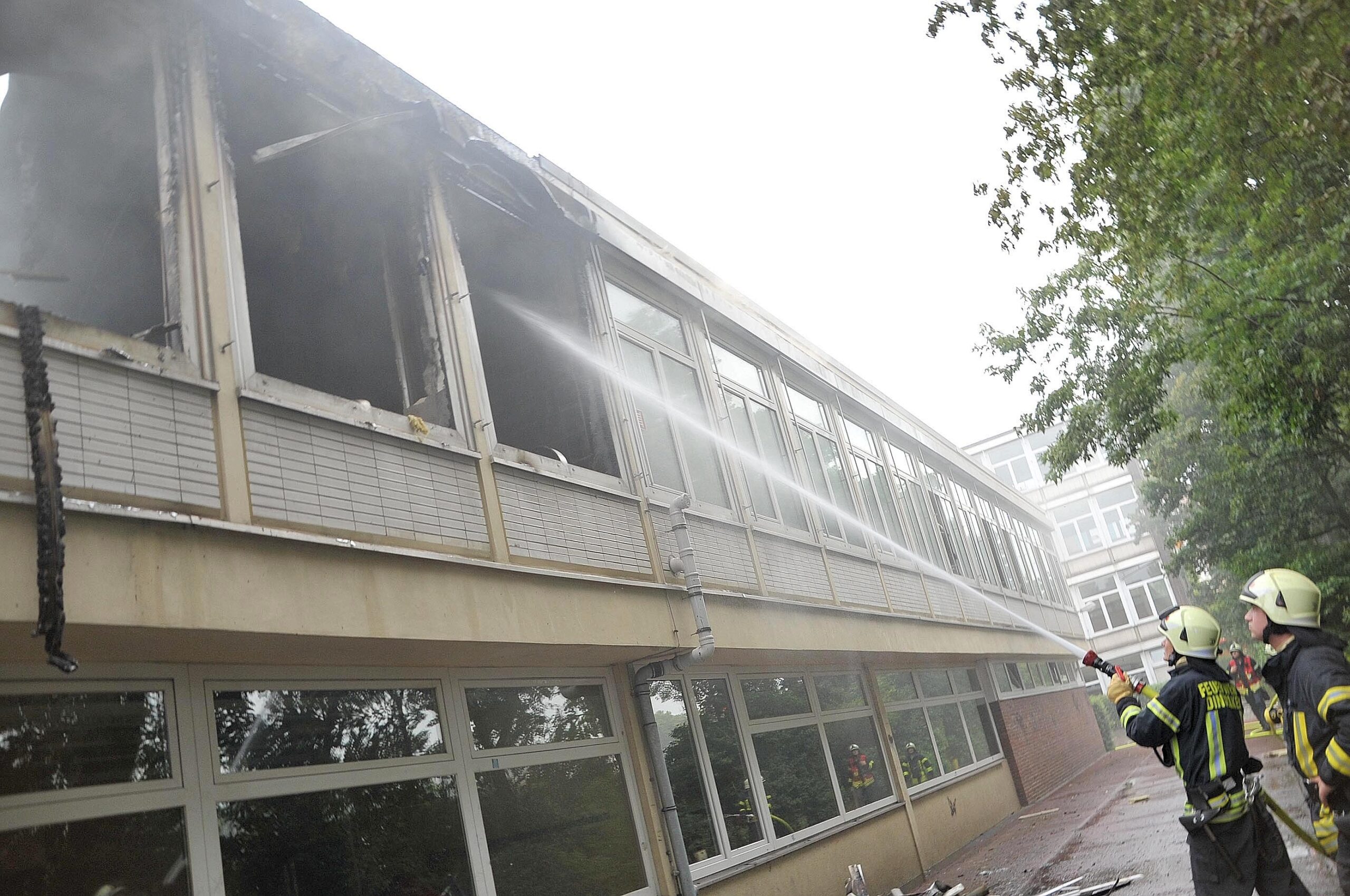 Am Sonntag brach in der ehemaligen Realschule in Dinslaken-Mitte ein Feuer aus.