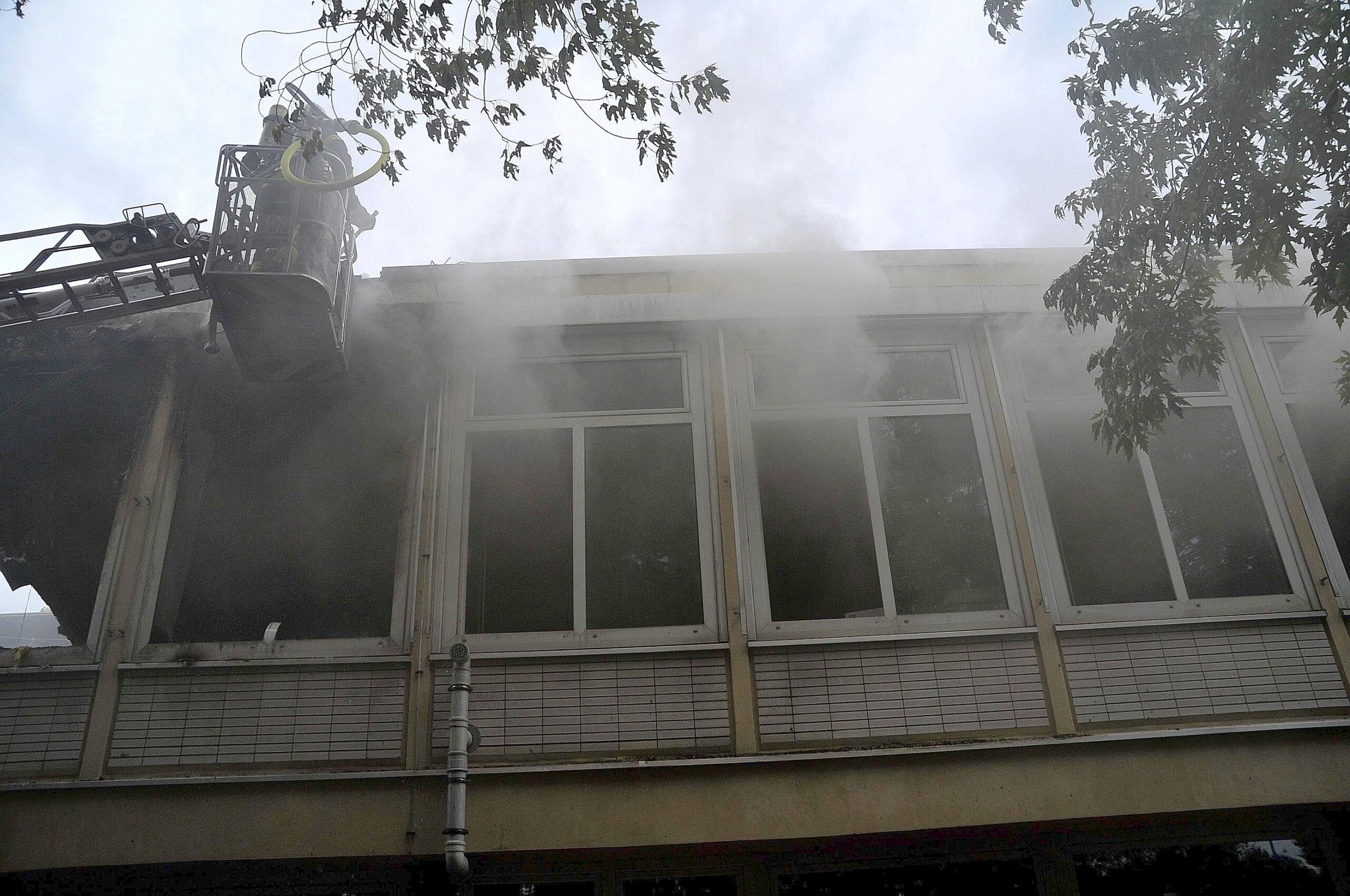 Am Sonntag brach in der ehemaligen Realschule in Dinslaken-Mitte ein Feuer aus.