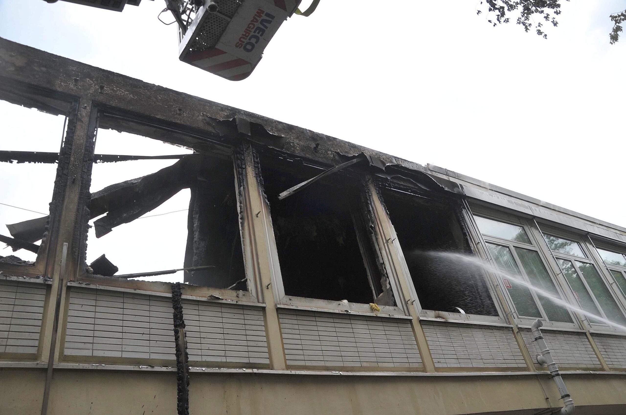 Am Sonntag brach in der ehemaligen Realschule in Dinslaken-Mitte ein Feuer aus.