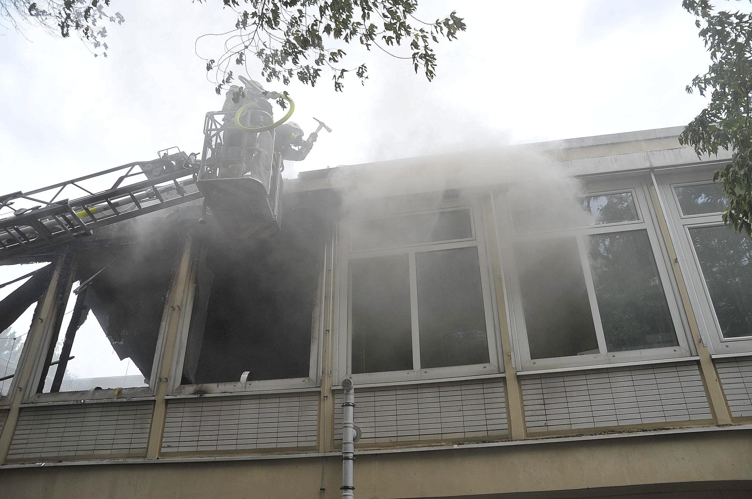 Am Sonntag brach in der ehemaligen Realschule in Dinslaken-Mitte ein Feuer aus.