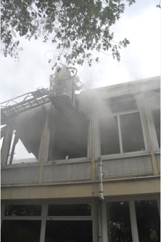 Am Sonntag brach in der ehemaligen Realschule in Dinslaken-Mitte ein Feuer aus.