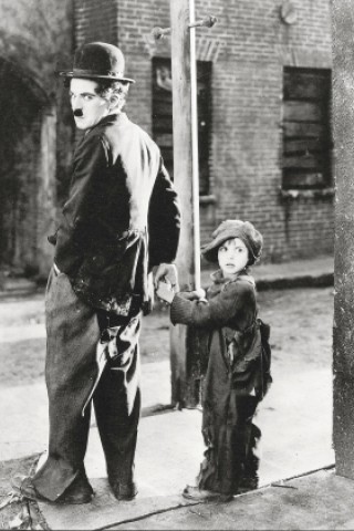 1921: The Kid: Solange wie möglich hat Charlie Chaplin den Tonfilm ignoriert. Aus gutem Grund: Keiner hatte es in der Kunst, nur die Bilder ...