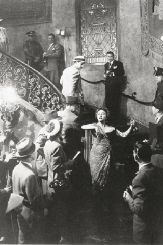 ... Denkmal errichtete – nur um es im Anschluss genüsslich wieder abzutragen. Im Mittelpunkt steht die gealterte Leinwandgöttin Norma Desmond (Gloria Swanson), die sich ...
