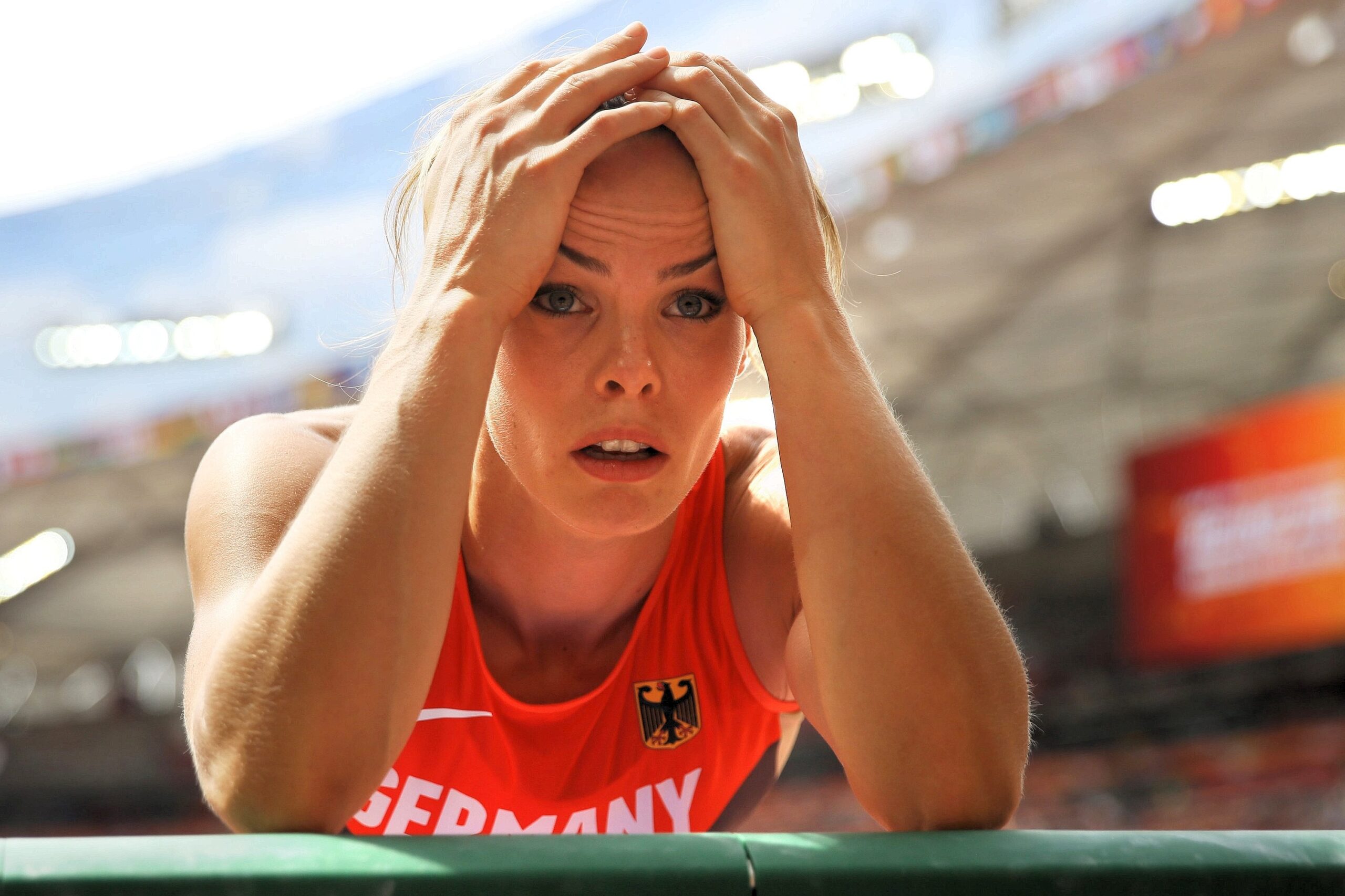 Bei der Leichtathletik-WM in Peking liefern die Sportler starke Leistungen und Emotionen. Für Deutschland holten unter anderem Kugelstoßerin Christina Schwanitz, ihr Kollege David Storl und Stabhochspringer Raphael Holzdeppe Medaillen. Alles überragender Star war 100-Meter-Weltmeister Usain Bolt.