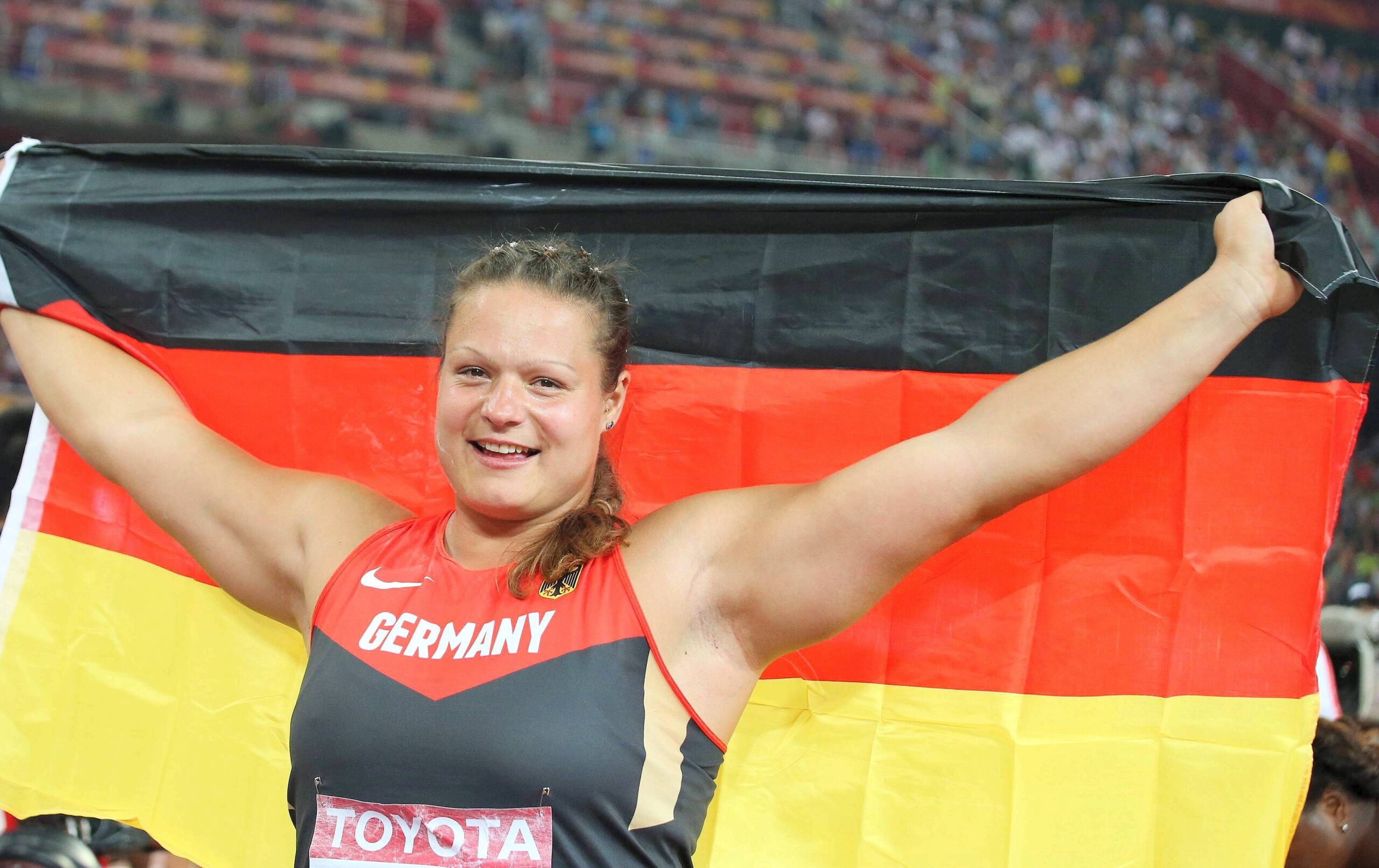 Bei der Leichtathletik-WM in Peking liefern die Sportler starke Leistungen und Emotionen. Für Deutschland holten unter anderem Kugelstoßerin Christina Schwanitz, ihr Kollege David Storl und Stabhochspringer Raphael Holzdeppe Medaillen. Alles überragender Star war 100-Meter-Weltmeister Usain Bolt.