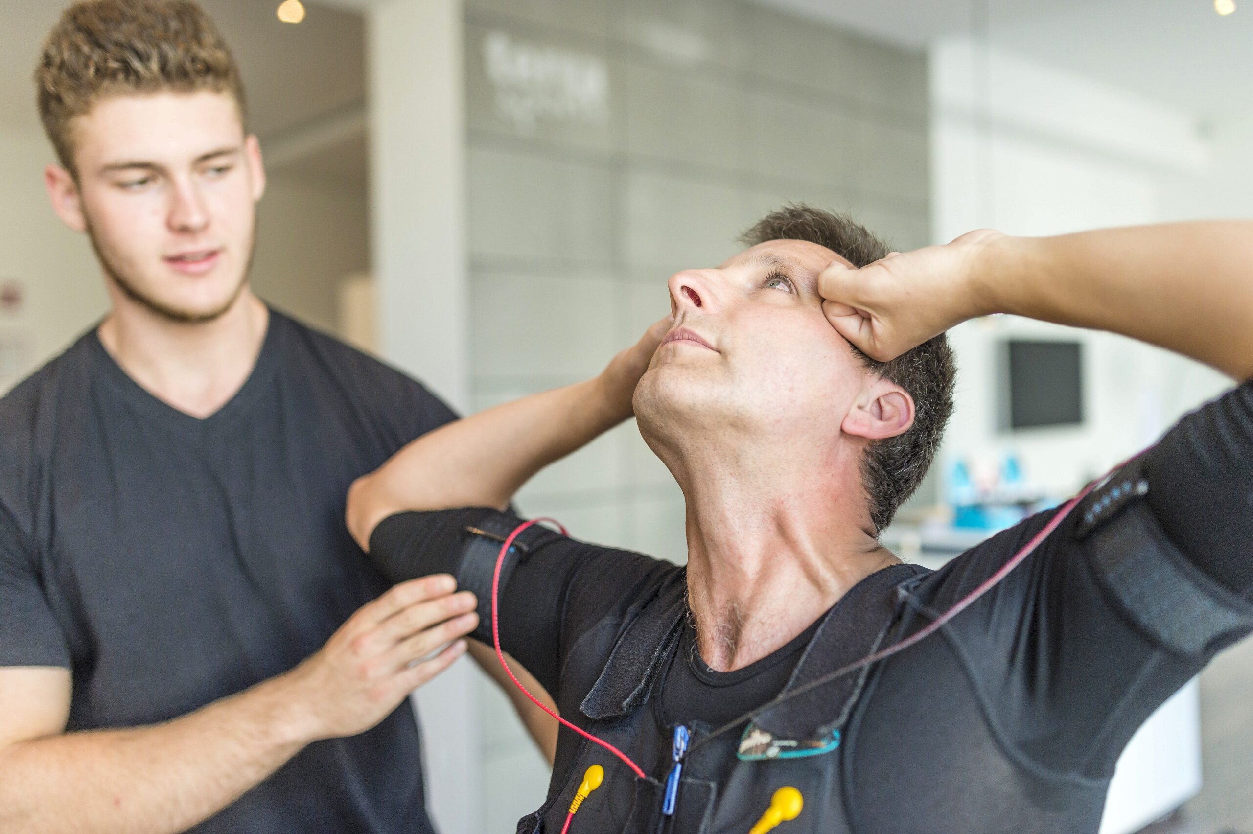 Redakteur Stefan Reinke testet das EMS-Training bei Terra Sports. Hierbei werden die Muskeln mit Strom stimuliert.