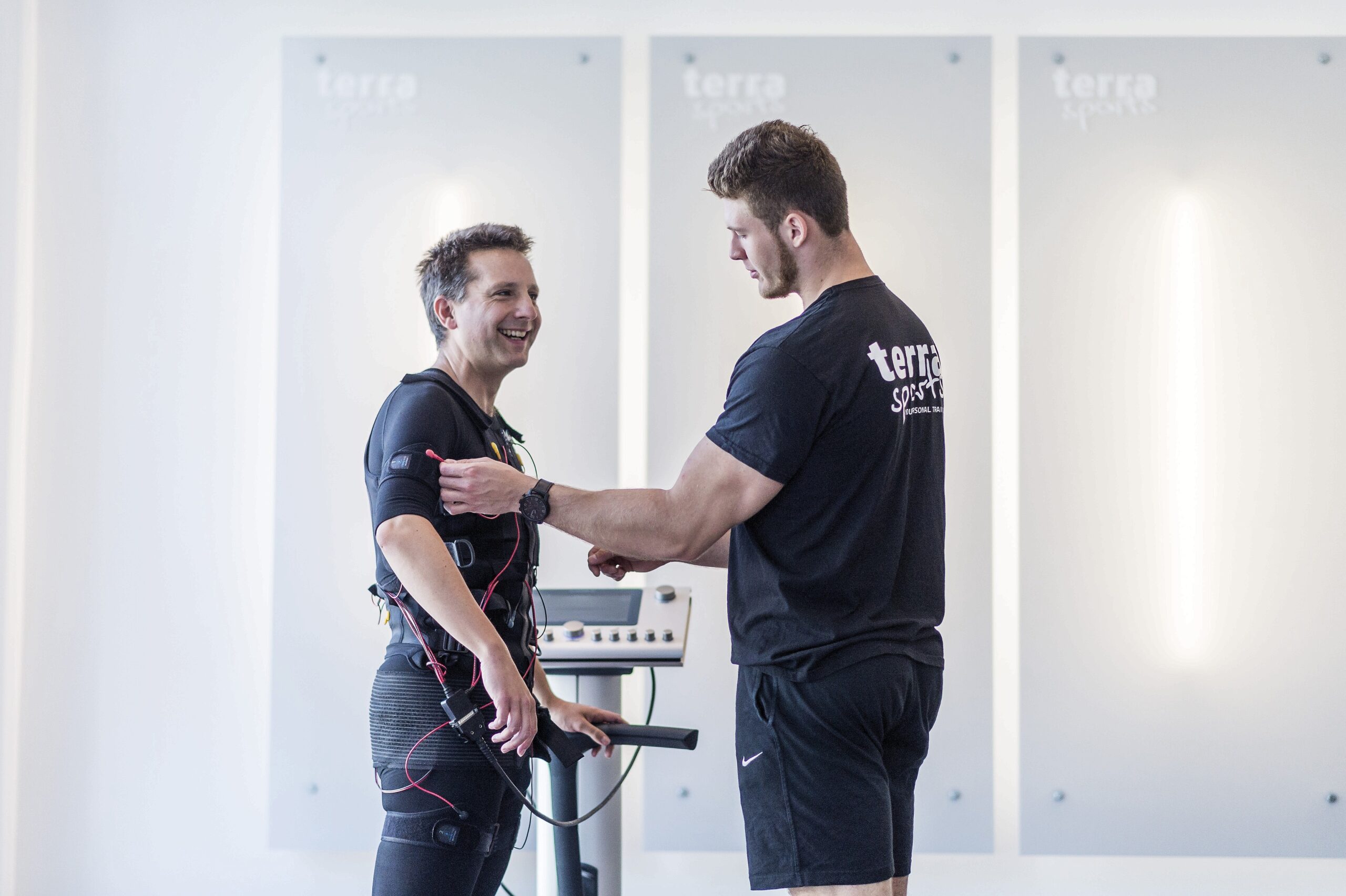 Redakteur Stefan Reinke testet das EMS-Training bei Terra Sports. Hierbei werden die Muskeln mit Strom stimuliert.