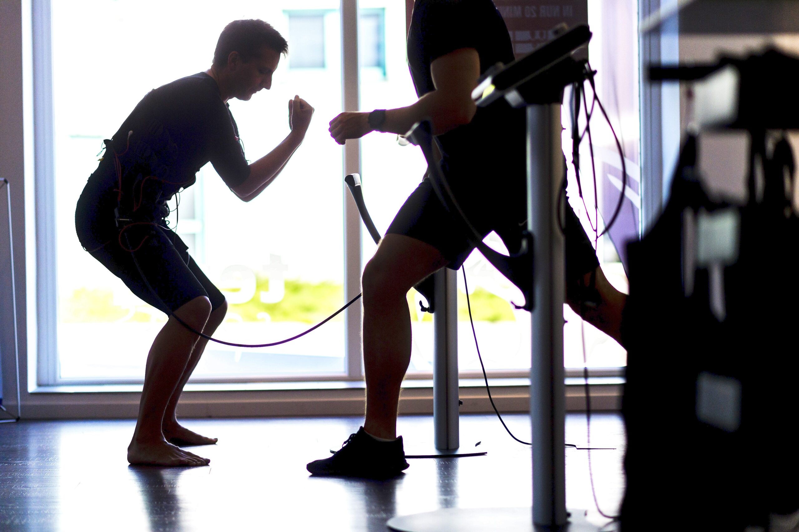 Redakteur Stefan Reinke testet das EMS-Training bei Terra Sports. Hierbei werden die Muskeln mit Strom stimuliert.