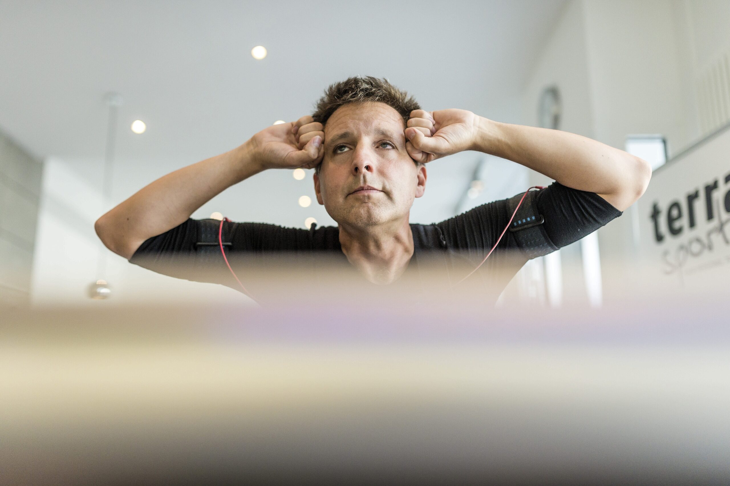 Redakteur Stefan Reinke testet das EMS-Training bei Terra Sports. Hierbei werden die Muskeln mit Strom stimuliert.
