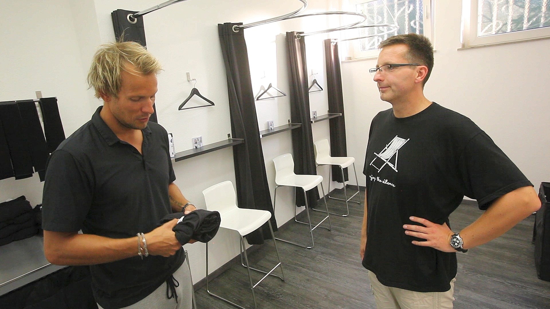 Redakteur Stefan Reinke beim EMS-Training.
