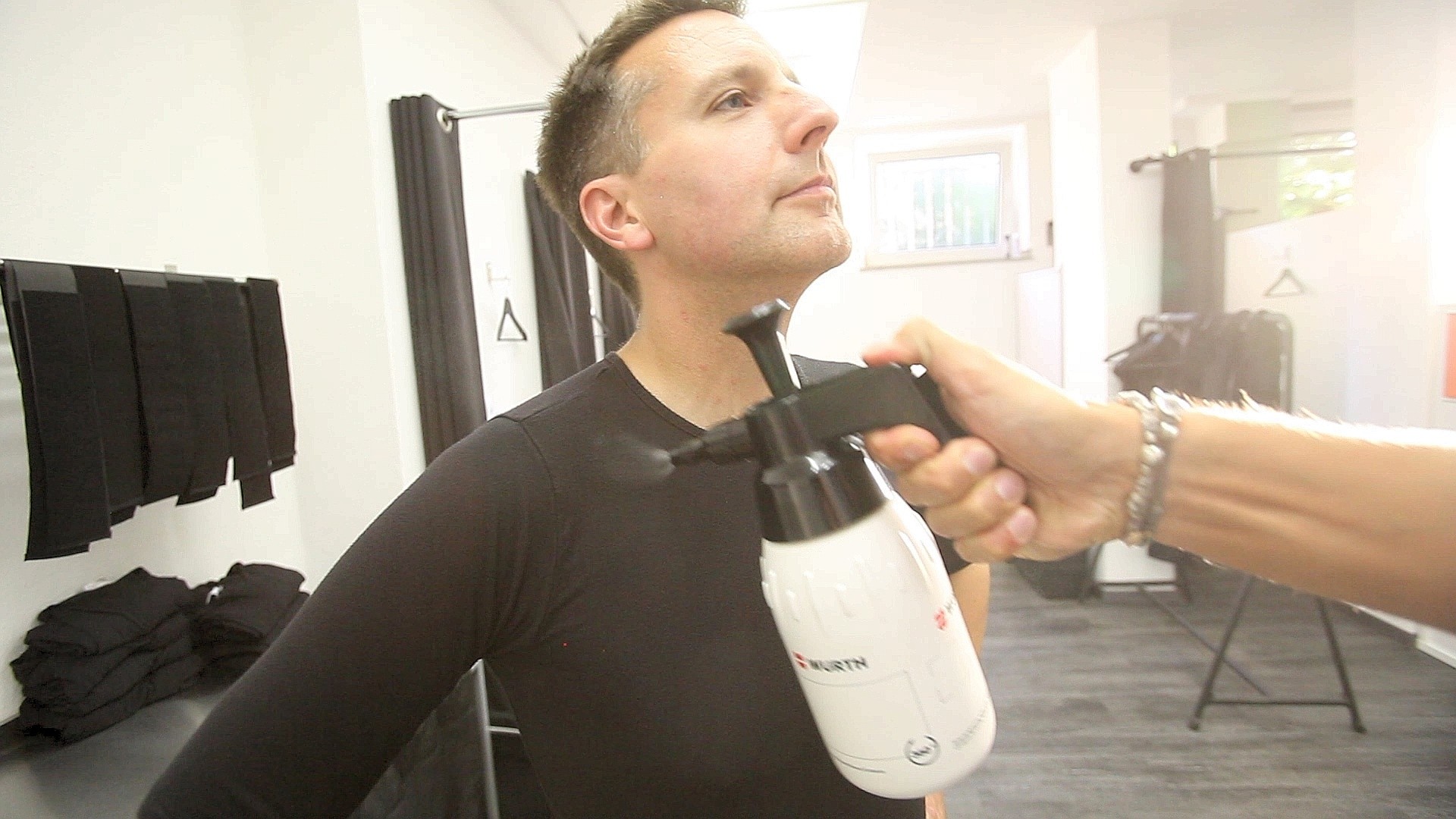 Redakteur Stefan Reinke beim EMS-Training.