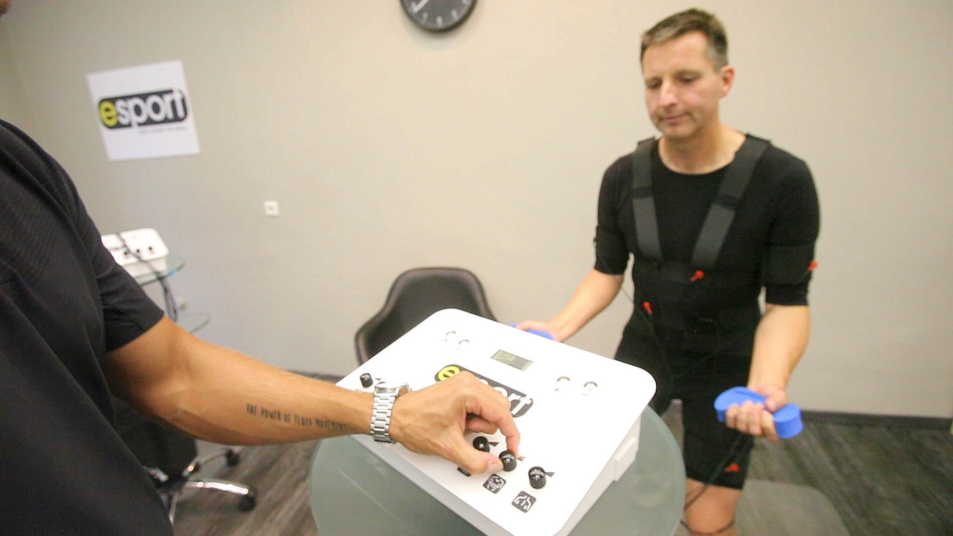 Redakteur Stefan Reinke beim EMS-Training.