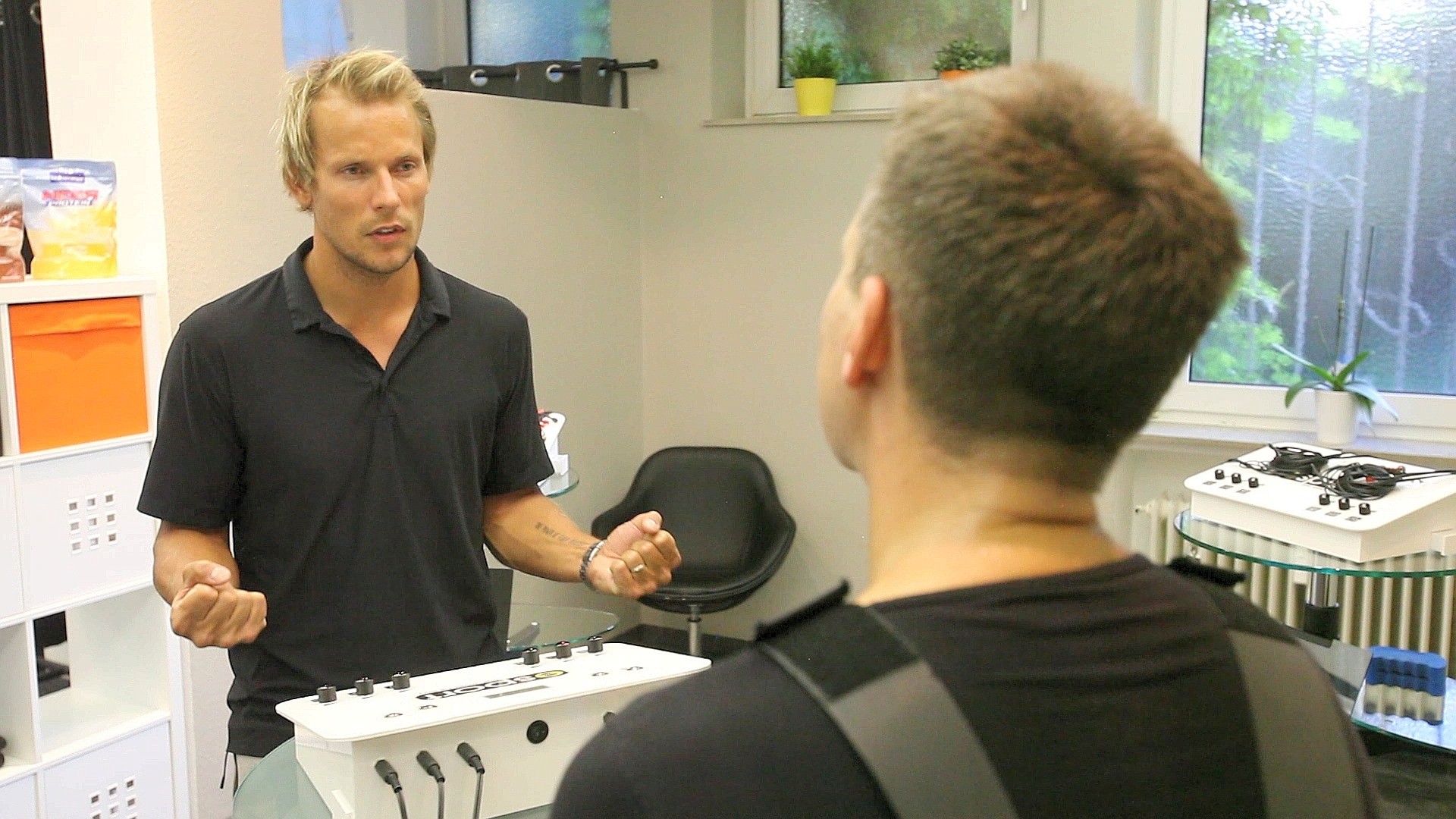 Redakteur Stefan Reinke beim EMS-Training.
