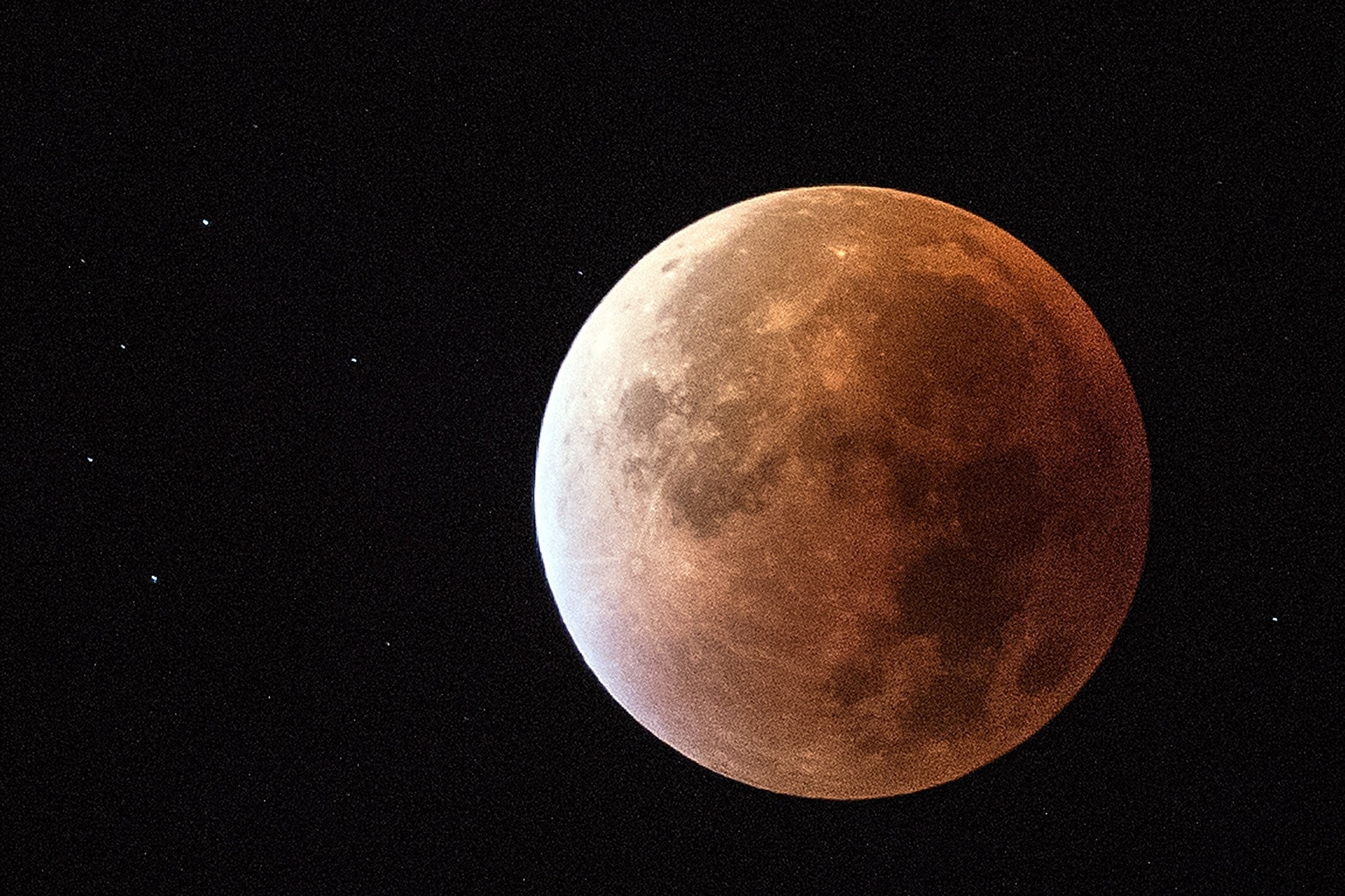 Vollmond im Erdschatten: Am Montag zeigte sich ein seltener Blutmond am Himmel über Deutschland – wie hier in Köln.